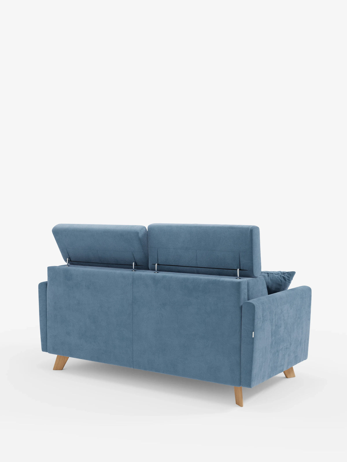 Il divano letto Francy con poggiatesta regolabili di Divani.Store è qui presentato nella vista posteriore, rivestito in un moderno tessuto blu T30, 100% sfoderabile e antimacchia. Questo divano a 3 posti presenta due poggiatesta regolabili, braccioli dritti, un cuscino su un lato ed eleganti gambe in legno chiaro. Su uno sfondo bianco a tinta unita, le sue linee pulite ne sottolineano il design minimalista.