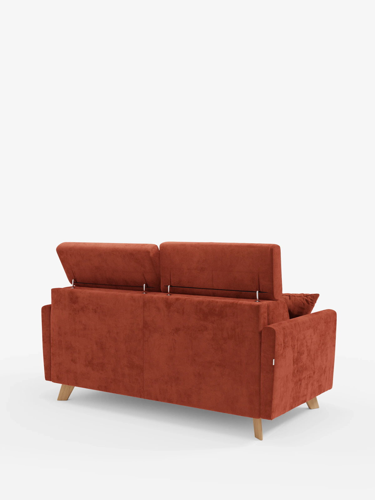 Un divano letto Francy color ruggine con poggiatesta regolabili di Divani.Store — con rivestimento rimovibile al 100% e rifinito con l’elegante tessuto T30 resistente alle macchie — viene presentato di retro come un moderno divano a tre posti. Entrambi i poggiatesta regolabili sono sollevati e un cuscino decorativo coordinato è appoggiato sul bracciolo sinistro. Le gambe angolate in legno completano il look su uno sfondo bianco a tinta unita.