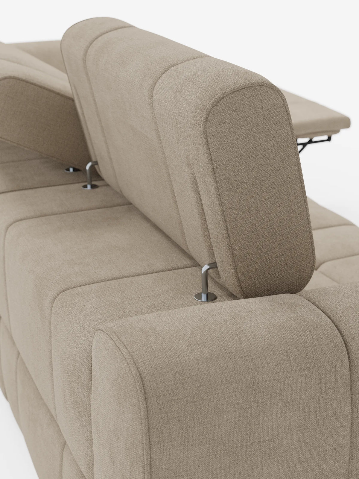 Vista posteriore di un divano modulare Giotto beige a 4 posti con poggiatesta reclinabili e funzione relax elettrica opzionale, rivestito in tessuto smacchiabile T23, con poggiatesta imbottiti regolabili su supporti in metallo lucido su sfondo bianco.