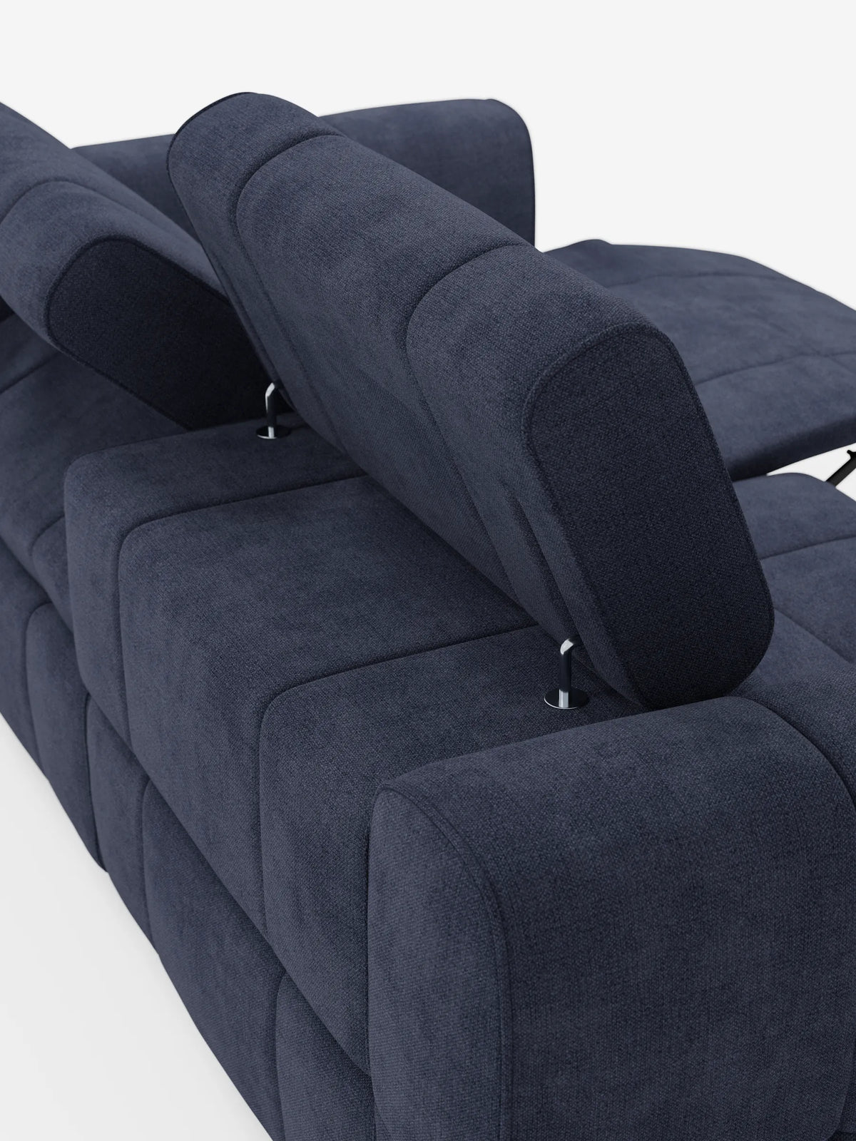 Un divano modulare Giotto blu scuro a 3 posti, con poggiatesta reclinabili e funzione relax elettrica opzionale, rivestito in tessuto smacchiabile T23 con cuciture a vista; un poggiatesta sollevato su supporti metallici e un altro parzialmente ribaltato su uno sfondo bianco.