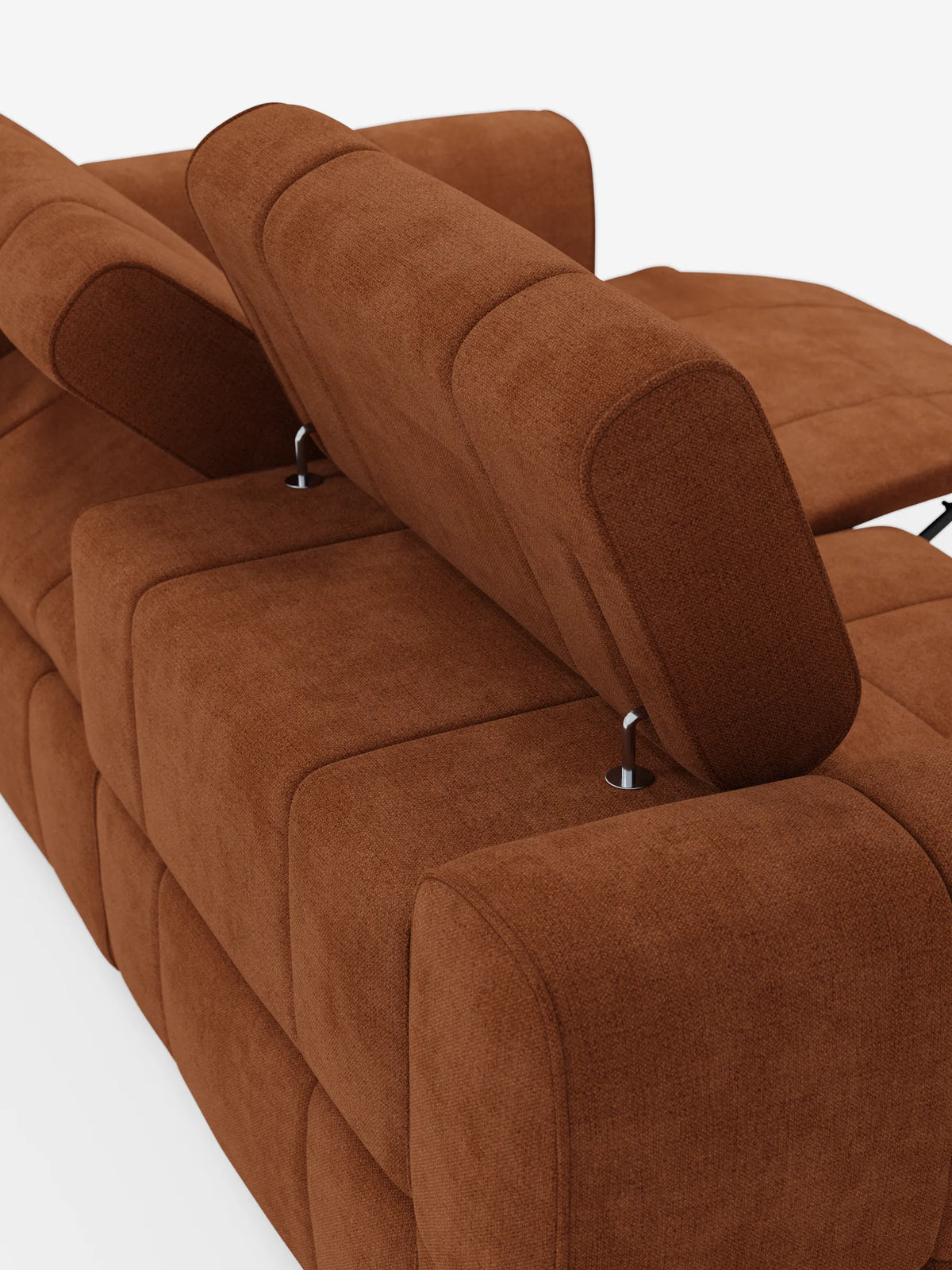 Giotto, divano modulare a tre posti con poggiatesta reclinabili e funzione relax elettrica opzionale, in tessuto smacchiabile T23, è un divano modulare a tre posti in tessuto color ruggine con poggiatesta regolabili e finiture in cromo lucido su sfondo bianco.