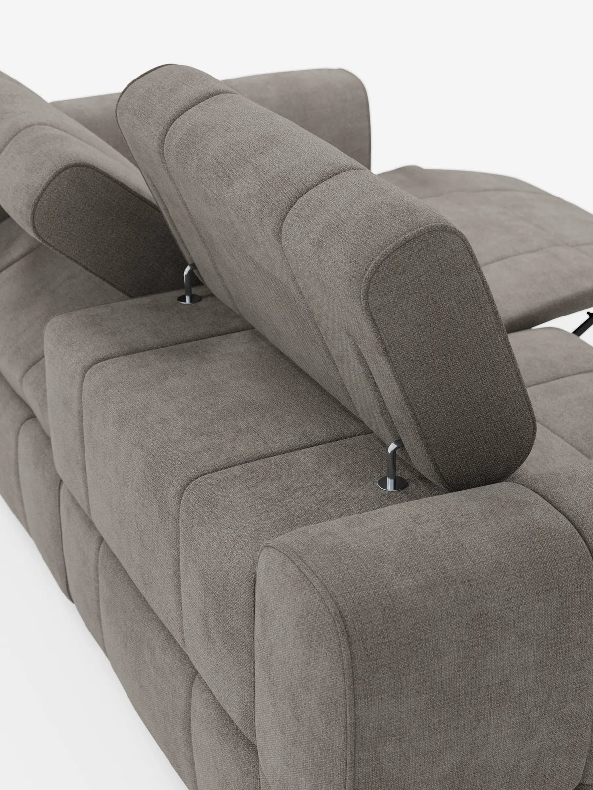 Un divano modulare Giotto a 3 posti, con poggiatesta reclinabili e funzione relax elettrica opzionale, rivestito in tessuto smacchiabile T23 color taupe, dotato di poggiatesta regolabili su aste metalliche e di una sezione reclinabile, raffigurato su uno sfondo bianco.