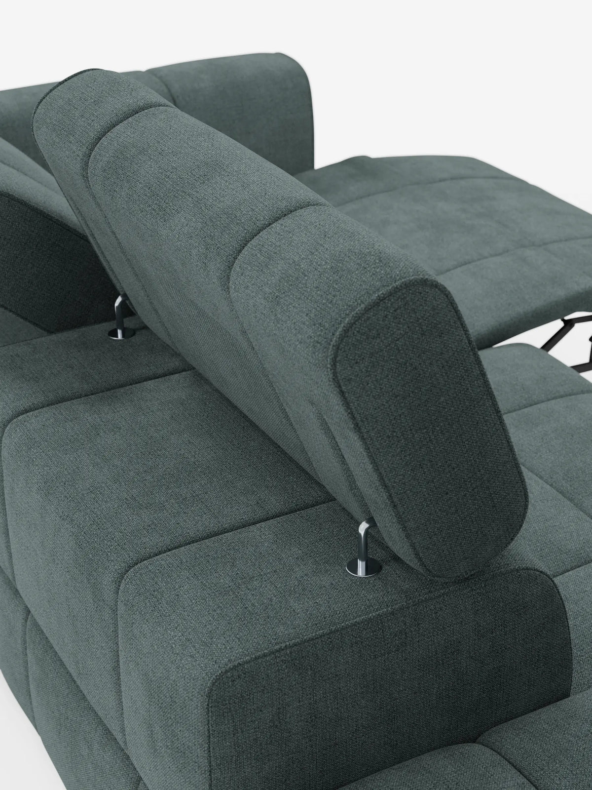 Una veduta dall'alto del divano componibile Giotto Divano, color grigio scuro, con terminale aperto – opzione relax elettrico in tessuto smacchiabile T23, caratterizzato da un poggiatesta regolabile su sottili montanti metallici e da una sezione poggiapiedi allungata.