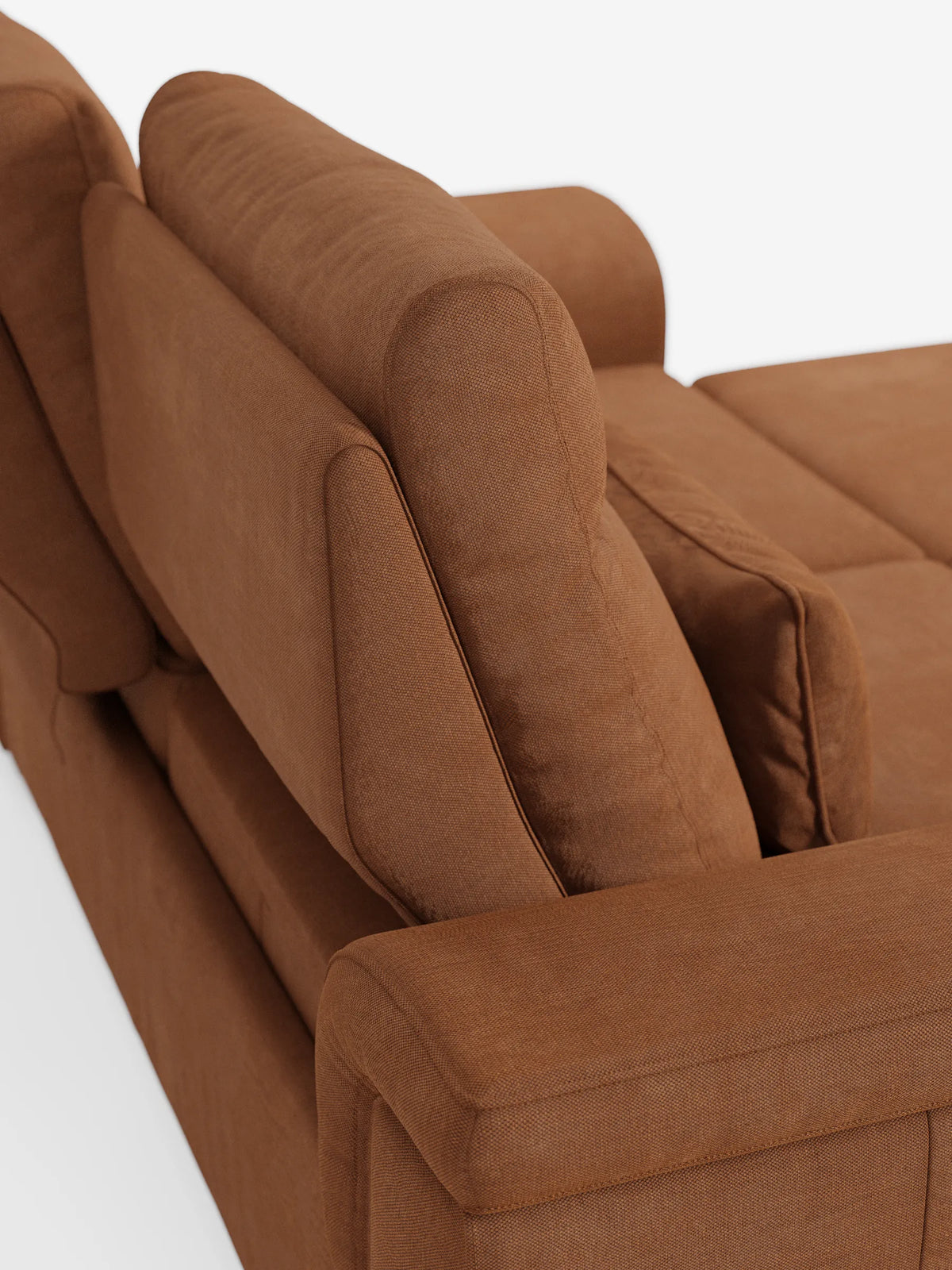 Una veduta dall'alto di un divano Ischia marrone a 3 posti con pouf estraibile e schienali traslanti in tessuto misto lino smacchiabile, caratterizzato da linee pulite e moderne, schienali regolabili e una sezione lounge estesa su uno sfondo bianco.