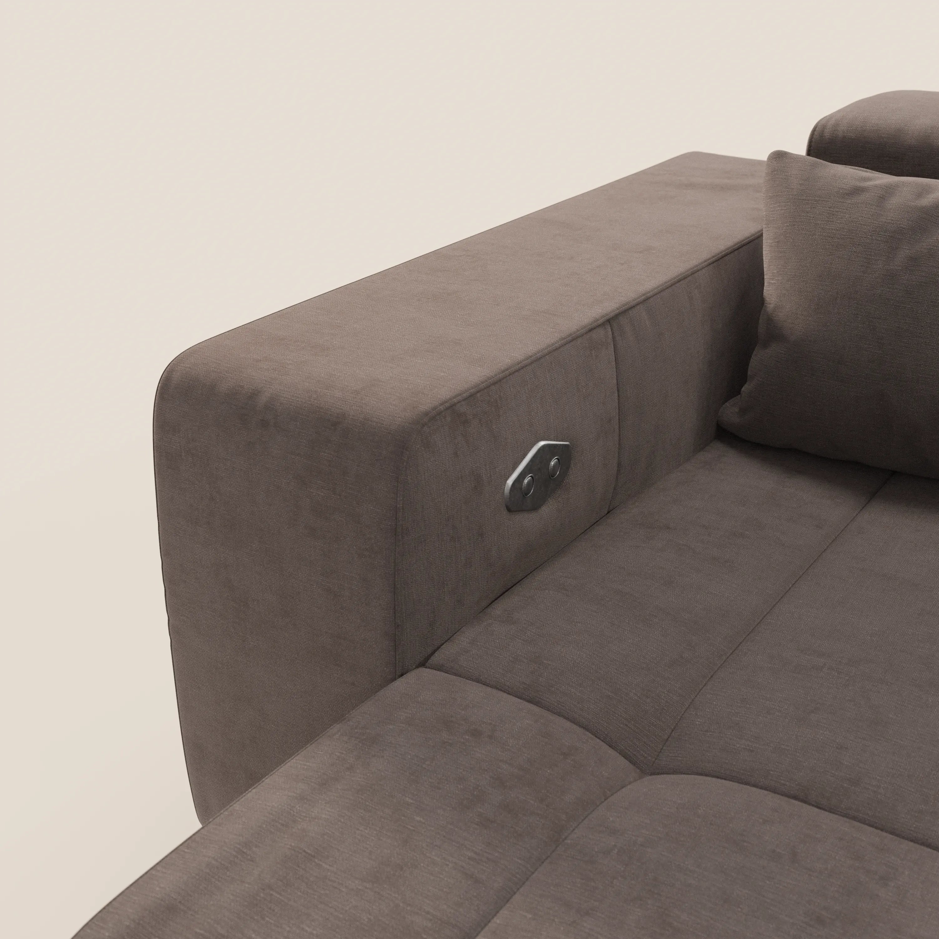 Un primo piano del Monarch Divano con Relax Elettrico di Divani.Store mostra il pannello di controllo in metallo del bracciolo sinistro con due pulsanti, il morbido tessuto antimacchia T31 e il design moderno e minimale su uno sfondo chiaro.
