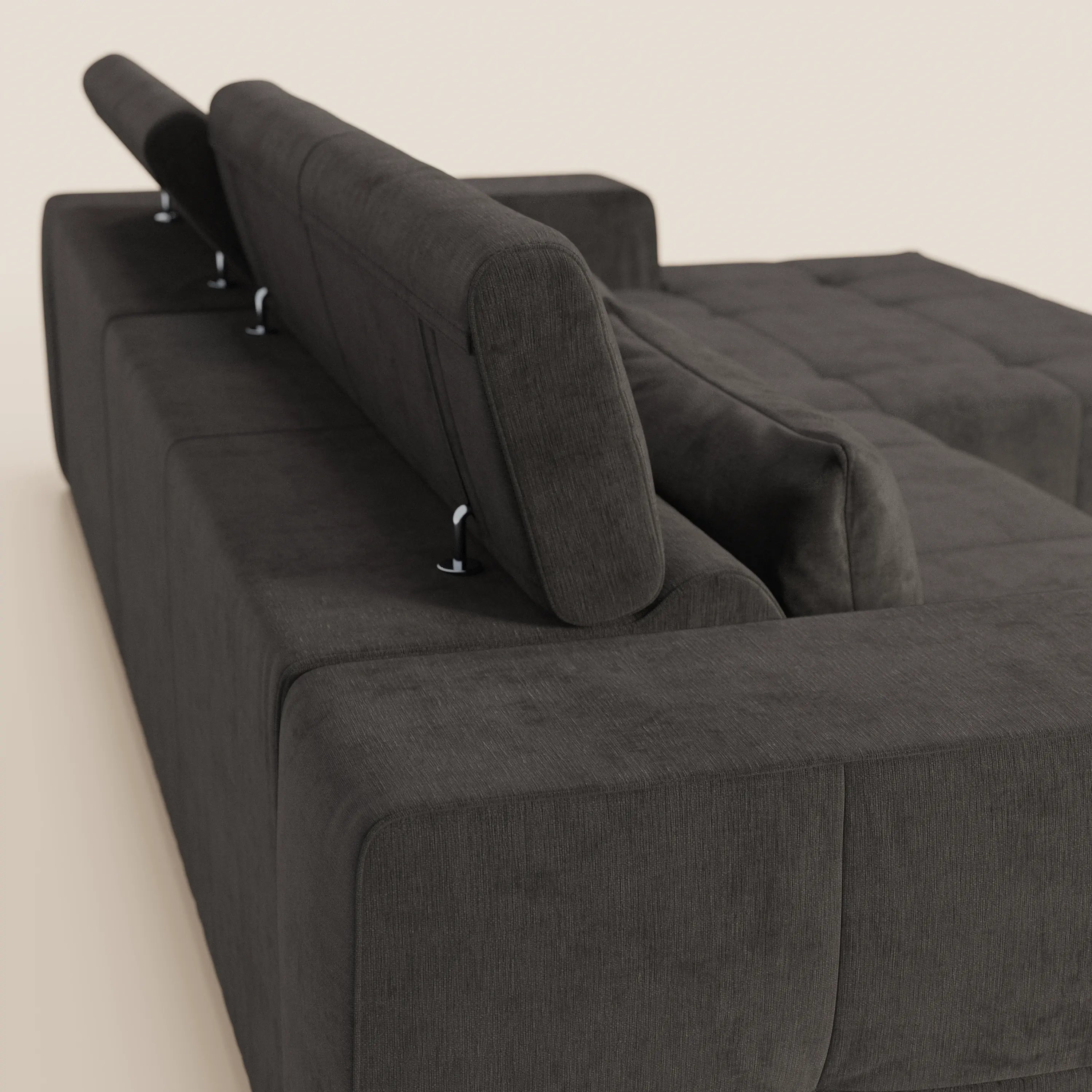 Il Monarch Divano angolare con penisola e Relax Elettrico di Divani.Store, presentato in tessuto antimacchia T31 grigio scuro, è dotato di poggiatesta reclinabili, schienali regolabili e ampi cuscini in tessuto felpato. Esposto su un pavimento beige chiaro con sfondo neutro.