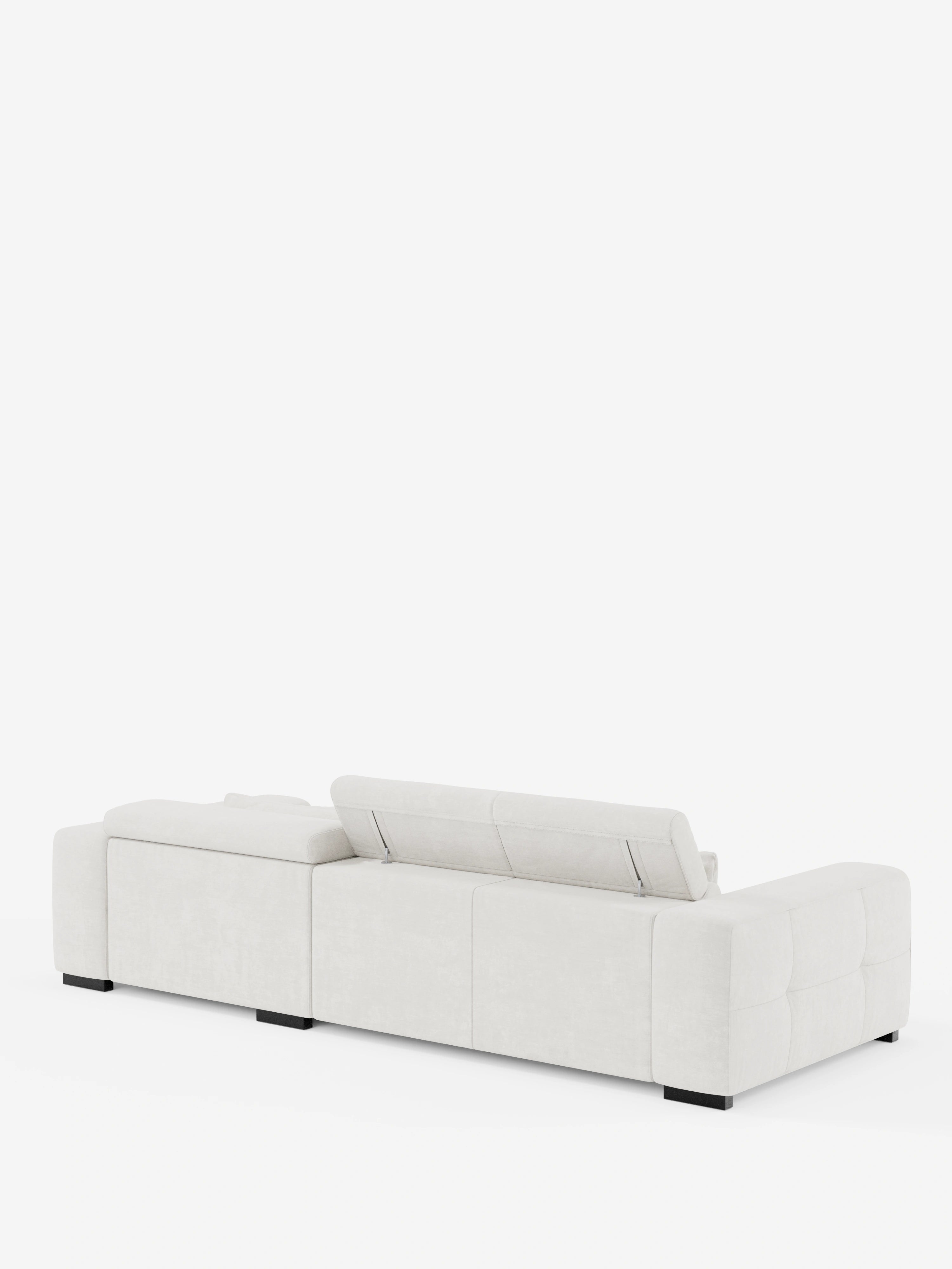 Il divano angolare Monarch con penisola e funzione Relax Elettrico per l’allungamento delle sedute di Divani.Store è un divano componibile moderno di colore bianco, caratterizzato da morbidi cuscini squadrati e braccioli bassi e larghi. Uno degli schienali è rialzato e dotato di un poggiatesta reclinabile, mentre gli altri rimangono piatti. Rivestito in morbido tessuto T31 resistente alle macchie, il divano poggia su piedini a blocco neri ed è presentato su uno sfondo bianco a tinta unita.