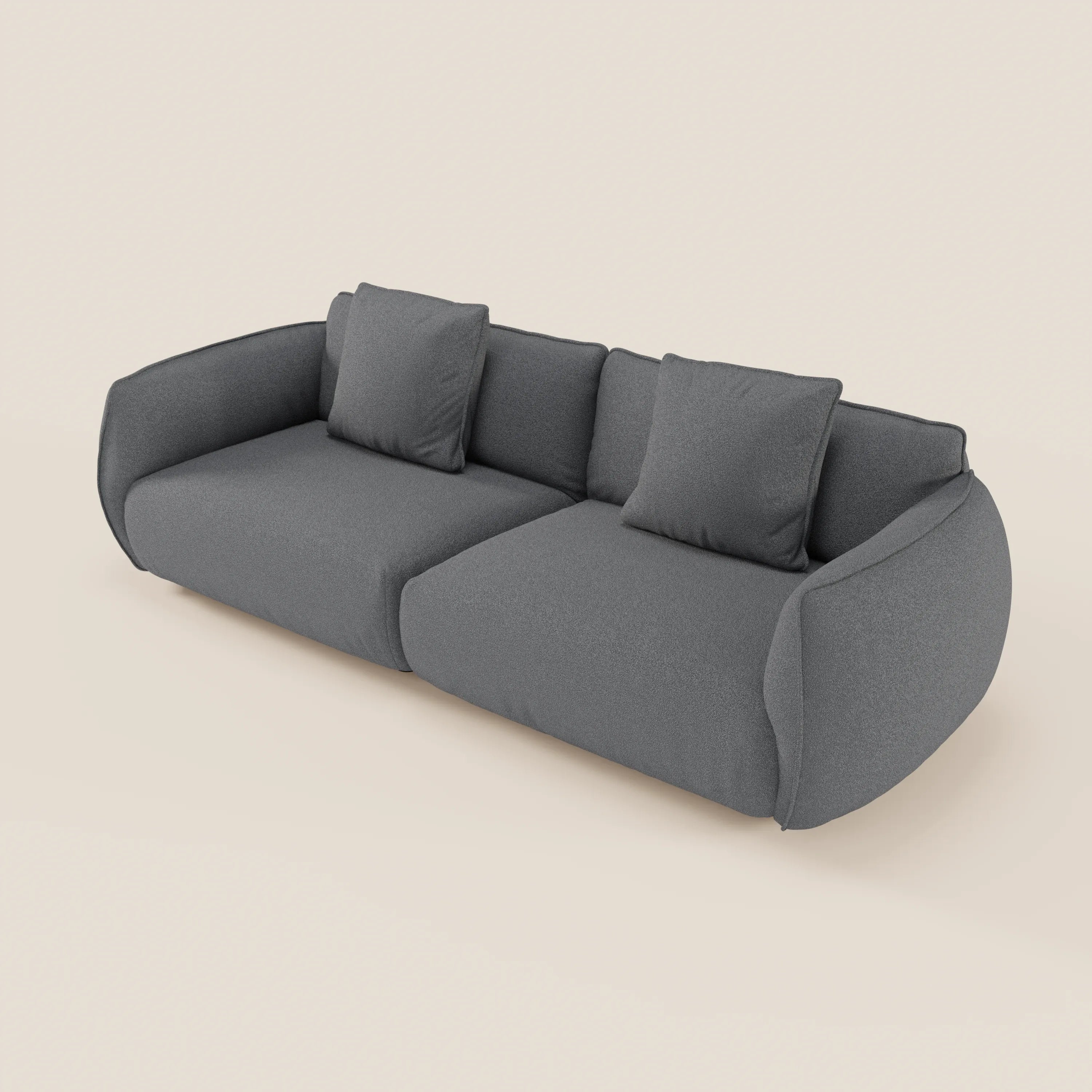 Il divano Nimbus 3 posti modulare e componibile di Divani.Store, 250 cm in tessuto effetto cotone smacchiabile grigio scuro, è caratterizzato da braccioli e bordi arrotondati, tre cuscini quadrati, aspetto felpato e assenza di gambe visibili su sfondo beige.