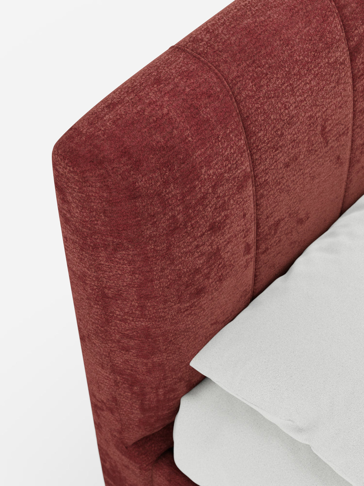 Un primo piano del letto imbottito ONYX con contenitore e testiera verticale in tessuto certificato Oeko-Tex® di Letti.store, caratterizzato da una testiera rossa imbottita con texture e cuciture verticali, abbinata a biancheria da letto bianca a tinta unita e a un cuscino bianco, il tutto su uno sfondo bianco.