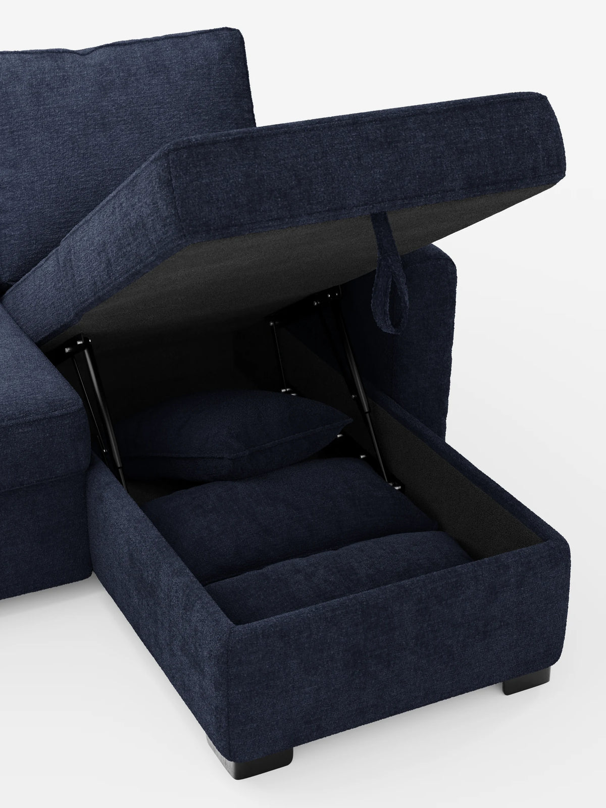 Un divano letto Ottaviano blu navy con letto estraibile, penisola reversibile e contenitore in tessuto materico smacchiabile, con il vano contenitore aperto che lascia intravedere i cuscini e le cerniere metalliche di sostegno su uno sfondo bianco a tinta unita.