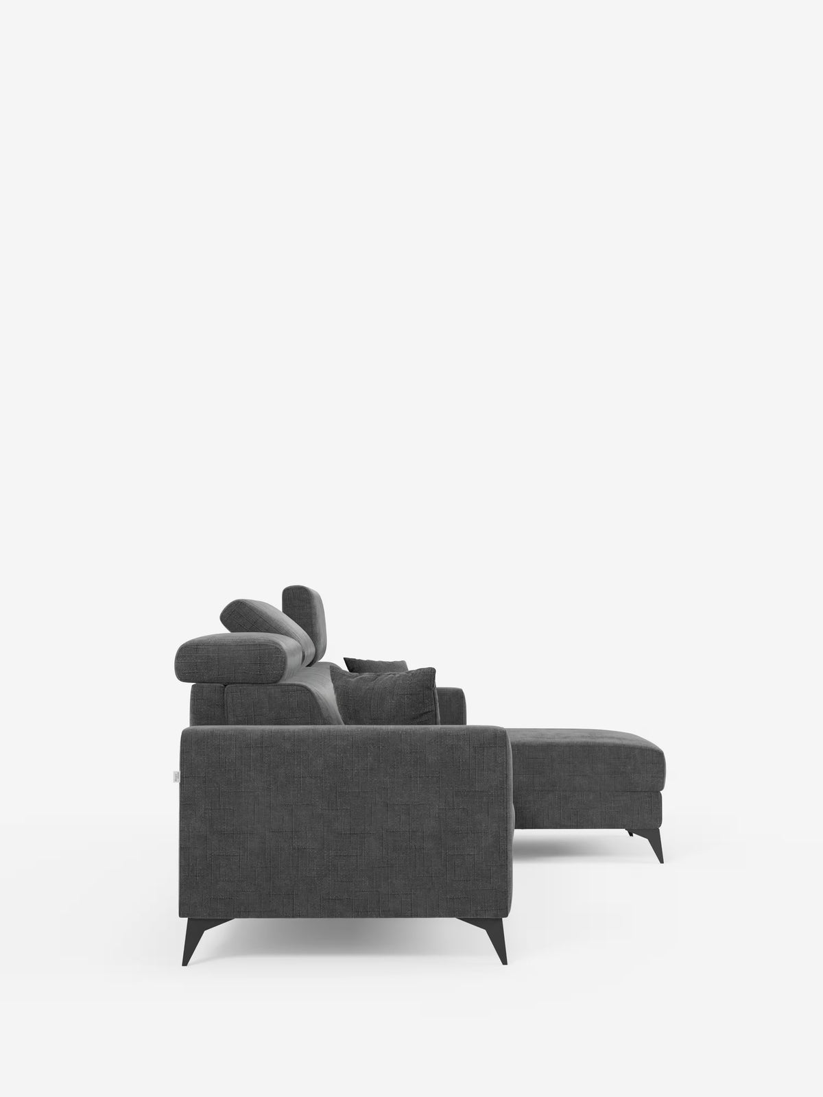 Il divano letto angolare Pegaso di Divani.Store è un divano componibile grigio scuro, moderno e minimalista, rivestito in tessuto jacquard T22 resistente alle macchie. Visto di profilo su uno sfondo bianco a tinta unita, presenta poggiatesta regolabili ed eleganti gambe nere. La chaise longue si estende verso destra e integra una pratica penisola contenitore per riporre comodamente gli oggetti.