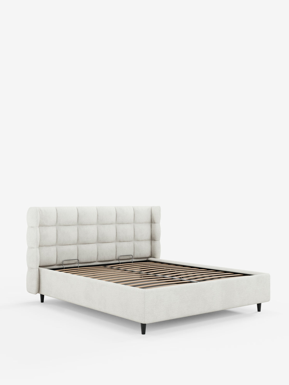 Vi presentiamo il modello RAGNAR di Letti.store: un letto imbottito con contenitore e testiera capitonné avvolgente, una moderna struttura a piattaforma caratterizzata da un’alta testiera imbottita color crema con un raffinato effetto capitonné e da una struttura coordinata. Questo elegante letto matrimoniale presenta doghe in legno a vista per il sostegno del materasso, gambe corte nere ed è realizzato in tessuto certificato Oeko-Tex®. Lo sfondo è bianco a tinta unita.