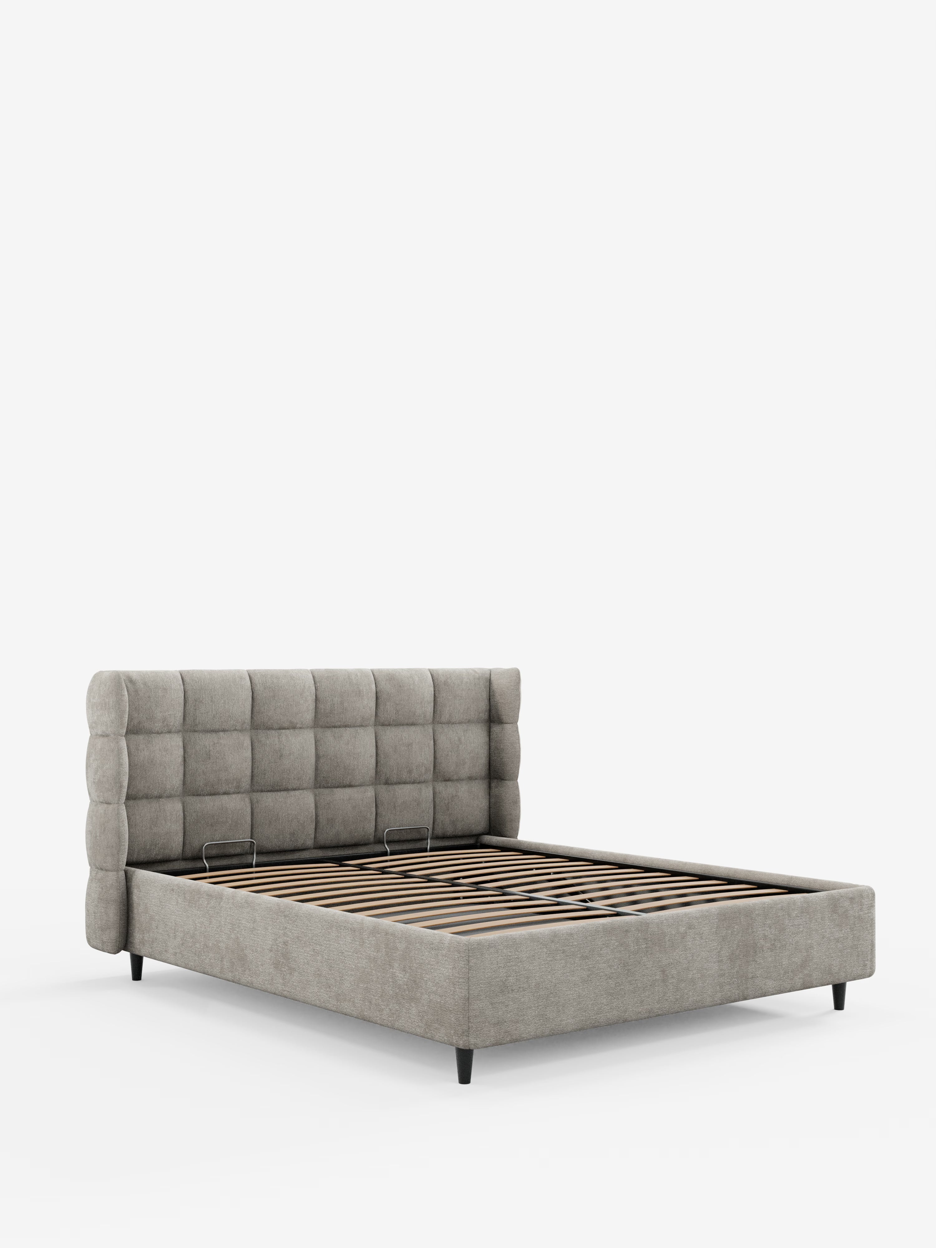 Vi presentiamo il letto imbottito RAGNAR con contenitore e testiera capitonné avvolgente di Letti.store: un moderno letto a piattaforma caratterizzato da un elegante tessuto grigio chiaro certificato Oeko-Tex®. La morbida testiera capitonné con motivo a griglia e la struttura coordinata conferiscono al letto un aspetto sofisticato. Le doghe in legno a vista e le corte gambe nere completano il design contemporaneo, qui raffigurato su uno sfondo bianco a tinta unita.