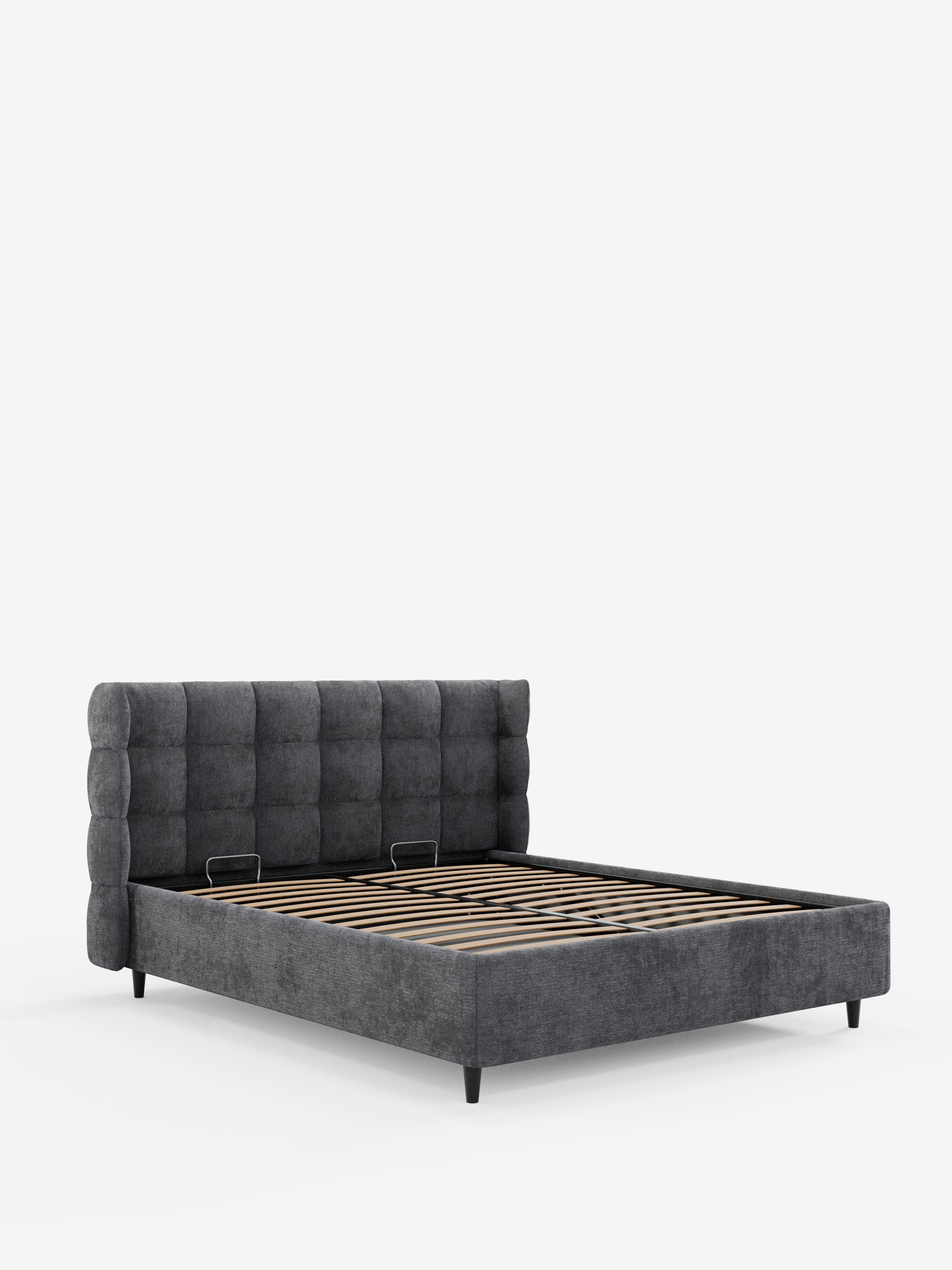 Il letto imbottito RAGNAR di Letti.store è un moderno letto a piattaforma queen-size, caratterizzato da un elegante tessuto certificato Oeko-Tex® e da un'alta testiera avvolgente capitonné rivestita in grigio scuro. Questo letto in stile italiano presenta doghe in legno, due supporti metallici per il materasso, gambe corte nere e include un pratico vano contenitore sotto il letto, il tutto su uno sfondo bianco a tinta unita.