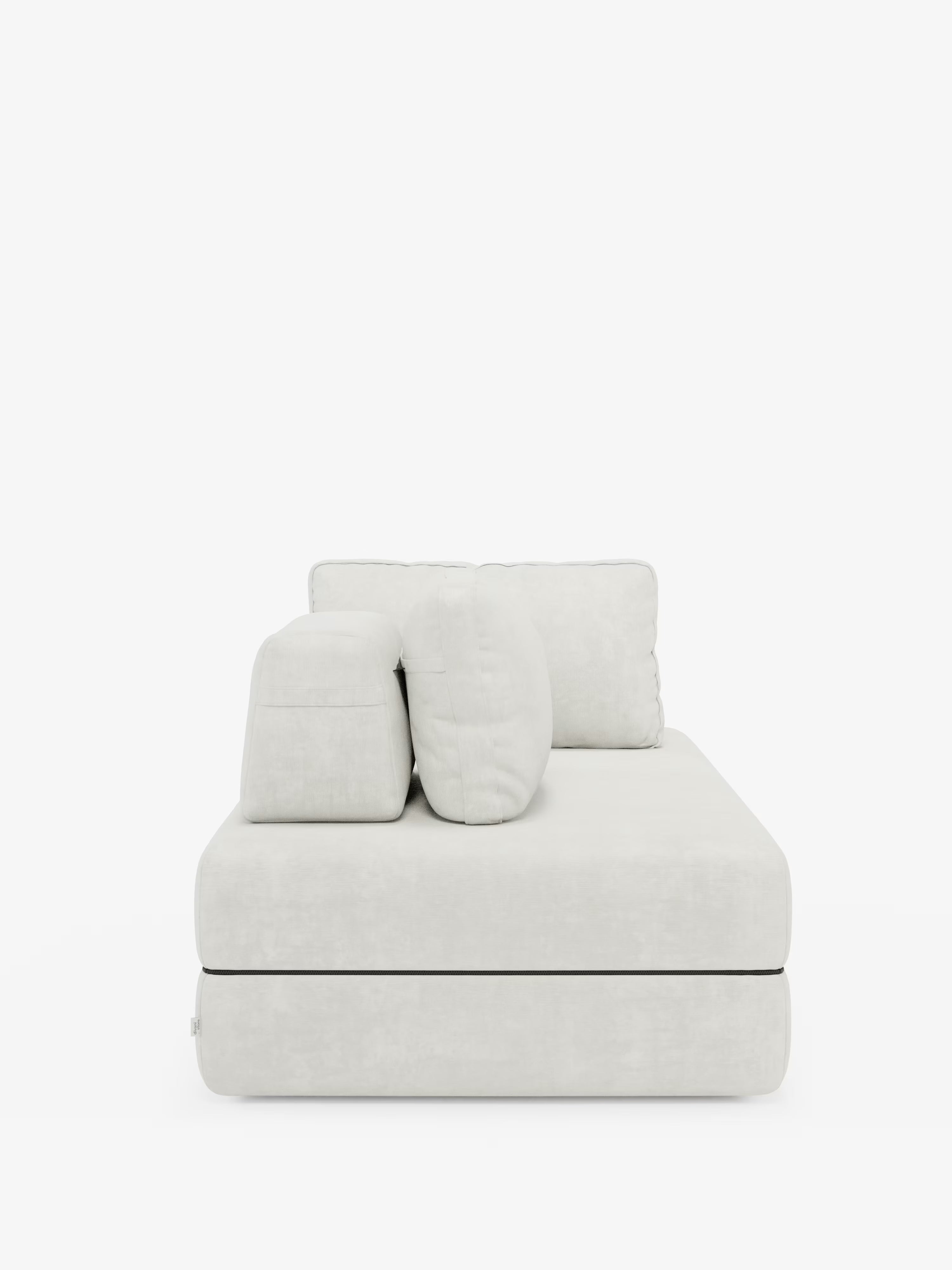 Ripreso di fronte su sfondo bianco, il divano letto matrimoniale a 2 e 3 posti Rift di Divani.Store si caratterizza per i morbidi cuscini e il design basso e minimalista, realizzato in tessuto T31 beige chiaro smacchiabile. Questo moderno complemento d’arredo include due cuscini dello schienale rimovibili e un unico bracciolo sul lato sinistro della seduta, ed è dotato di un materasso in memory foam alto 24 cm per un comfort ancora maggiore.