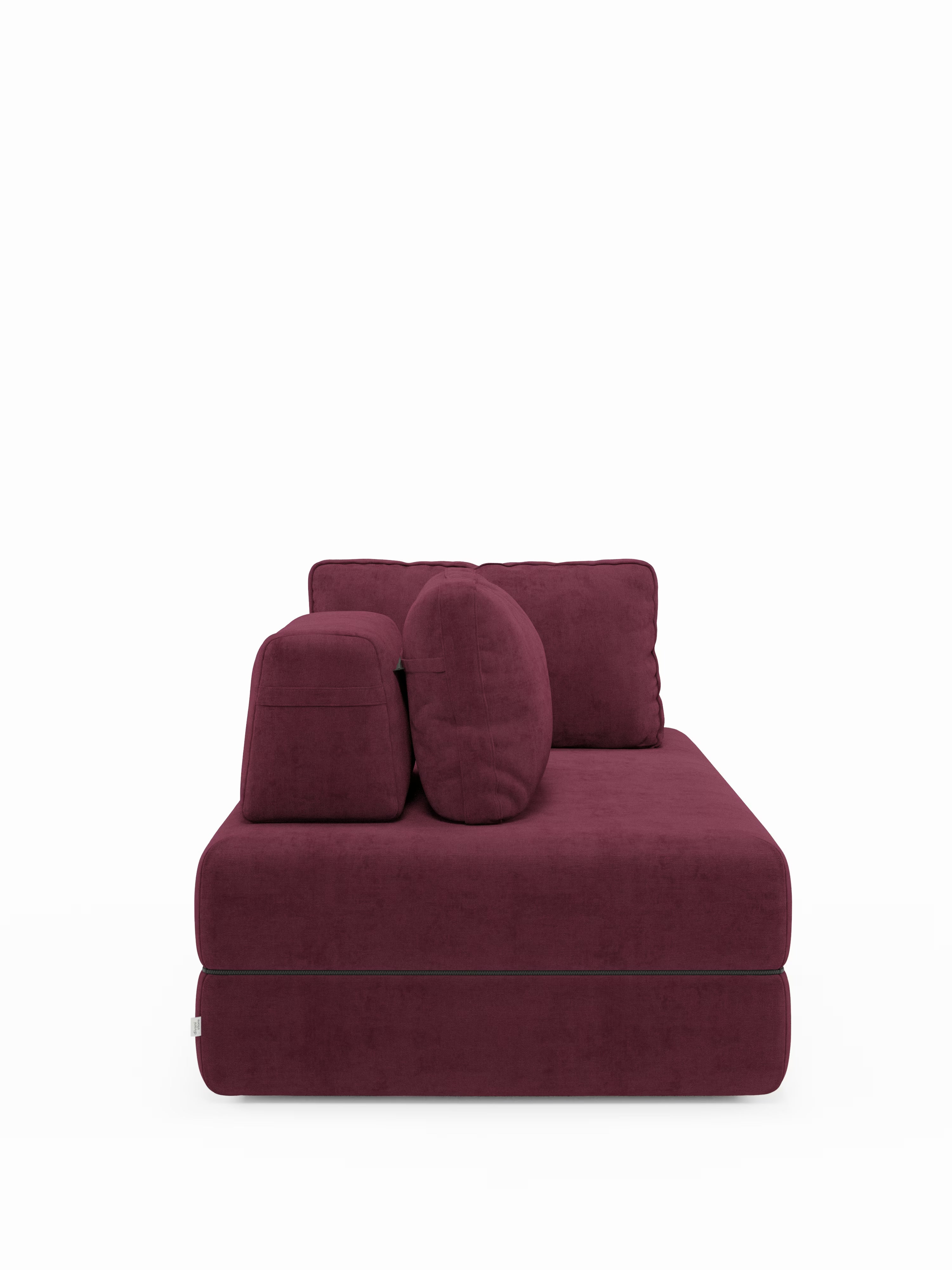 Una vista laterale del divano letto matrimoniale Rift a 2 e 3 posti con schienali mobili di Divani.Store è raffigurata su uno sfondo bianco. Questo moderno divano letto presenta un rivestimento color bordeaux, due cuscini di seduta, tre morbidi cuscini dello schienale e un design squadrato. Con il suo aspetto morbido e il materasso integrato in memory foam alto 22 cm nella versione T31, rappresenta la scelta ideale per qualsiasi ambiente contemporaneo.