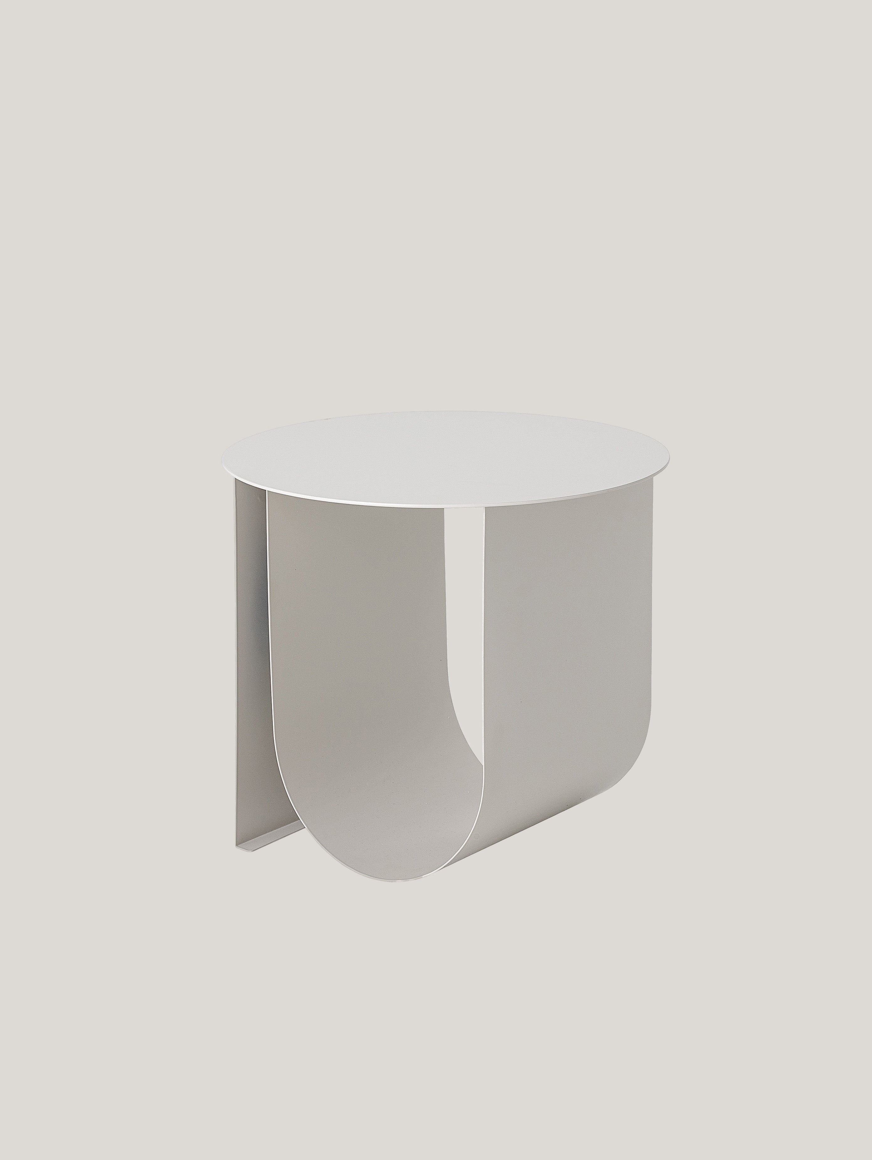 Cher tavolino scandinavo in metallo con spazio portariviste grigio chiaro - divani.store