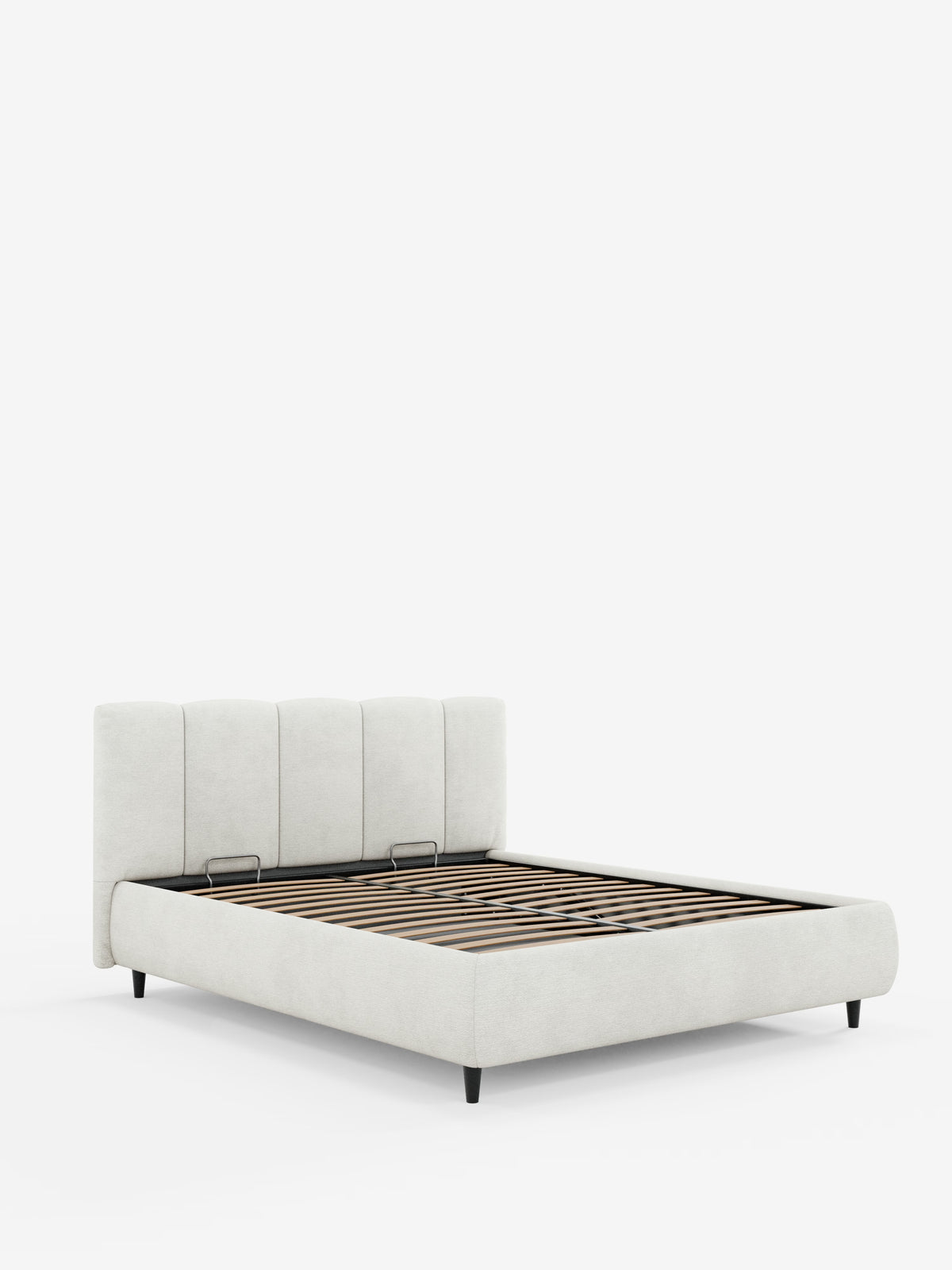 Il letto imbottito ARKAM di Letti.store è un letto a piattaforma in stile shabby chic con struttura in tessuto grigio chiaro certificato Oeko-Tex® e un'alta testiera imbottita caratterizzata da quattro pannelli verticali. È dotato di doghe in legno, gambe corte nere e un pratico vano contenitore. Presentato su uno sfondo bianco a tinta unita.