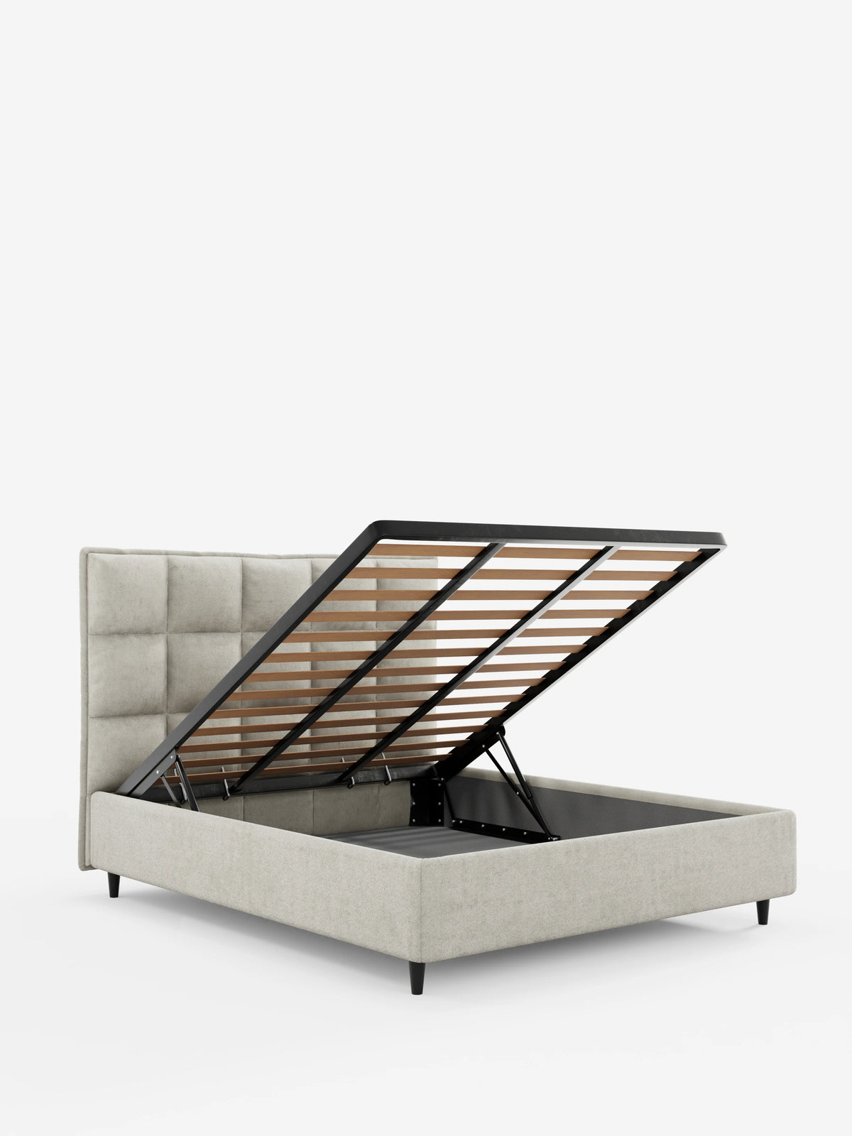 Un letto imbottito AURO color beige chiaro con vano contenitore e testiera alta capitonné in ciniglia Oeko-Tex®, dotata di un meccanismo idraulico che ne solleva la testiera per rivelare un vano contenitore e una rete a doghe in legno.