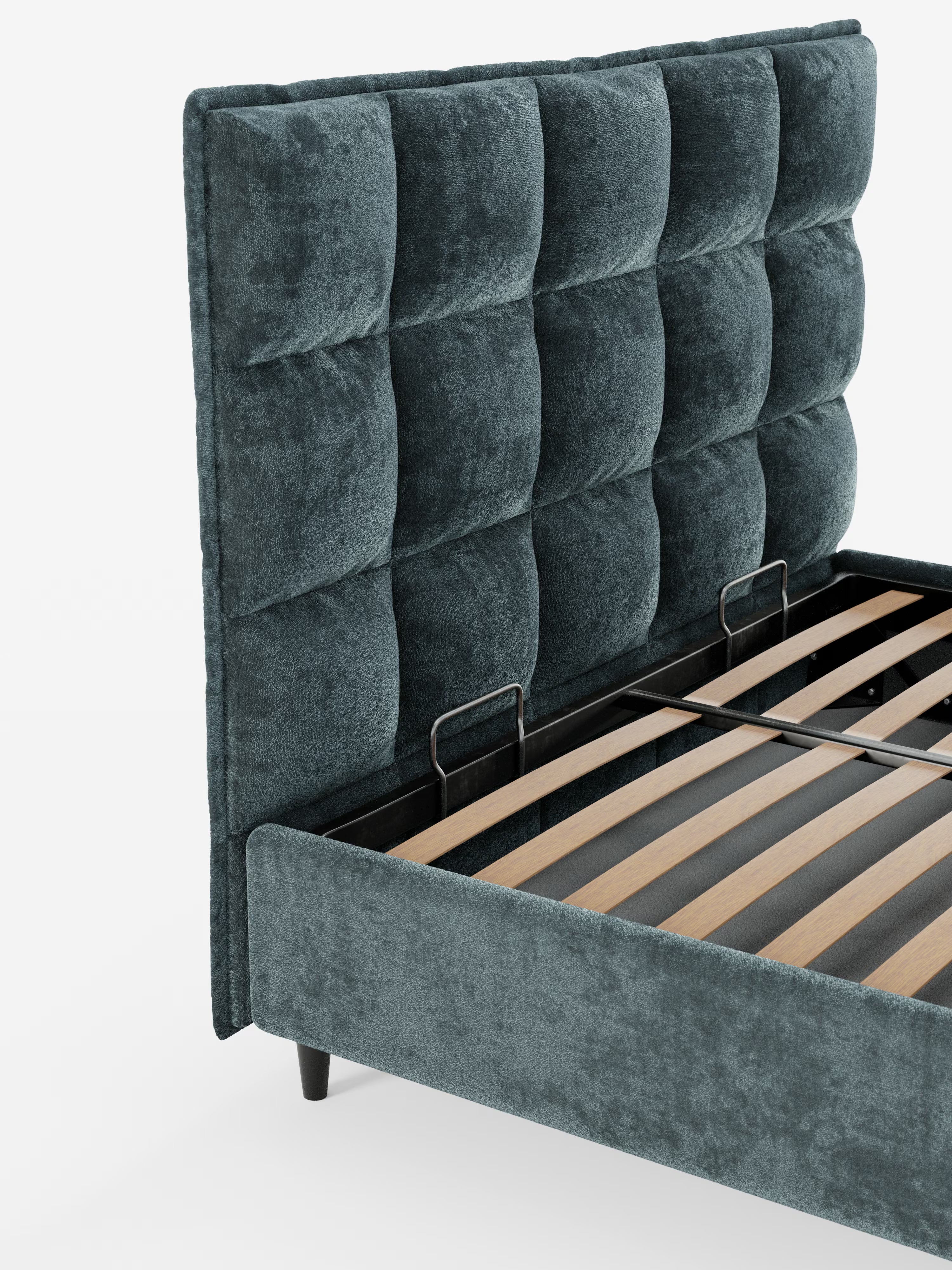 Primo piano del letto imbottito AURO con contenitore e testiera alta capitonné in ciniglia Oeko-Tex® di Letti.store. Questo letto imbottito color verde acqua scuro presenta una testiera alta capitonné e una finitura in morbido e vellutato rivestimento in ciniglia. La base è composta da doghe in legno con barre di sostegno in metallo nero e gambe corte, il tutto su uno sfondo bianco a tinta unita.