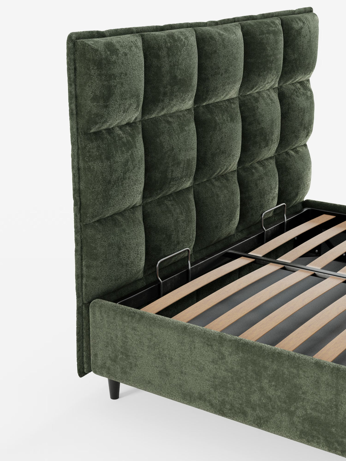 Un primo piano del letto imbottito AURO con vano contenitore e testiera alta capitonné in ciniglia Oeko-Tex® di Letti.store mette in risalto il rivestimento verde scuro effetto velluto con la sua alta testiera capitonné. L’immagine mette in risalto le doghe in legno e i robusti supporti metallici all’interno del vano contenitore, mentre le corte gambe nere e il raffinato tessuto in ciniglia Oeko-Tex® ne esaltano l’aspetto sofisticato sullo sfondo bianco.