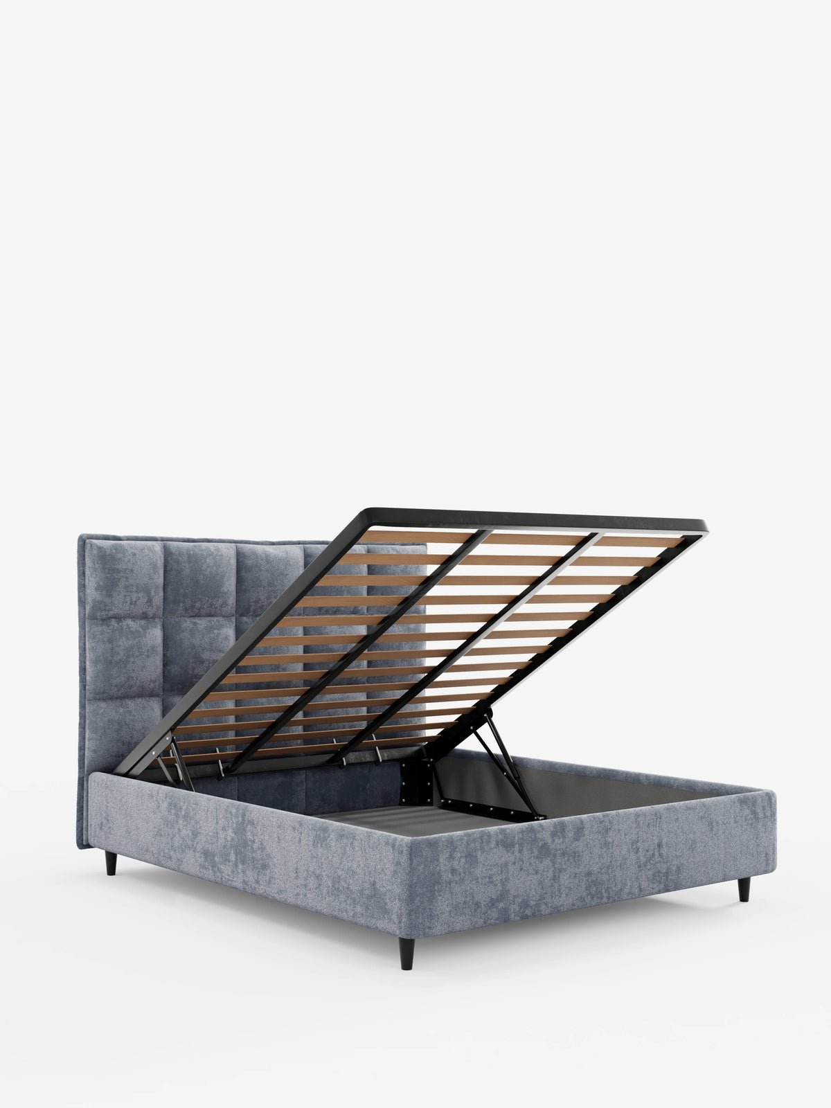 Il letto imbottito AURO con contenitore e testiera alta capitonné in ciniglia Oeko-Tex® è un letto imbottito grigio raffigurato con la rete a doghe sollevata per mostrare un vano contenitore vuoto su uno sfondo bianco.