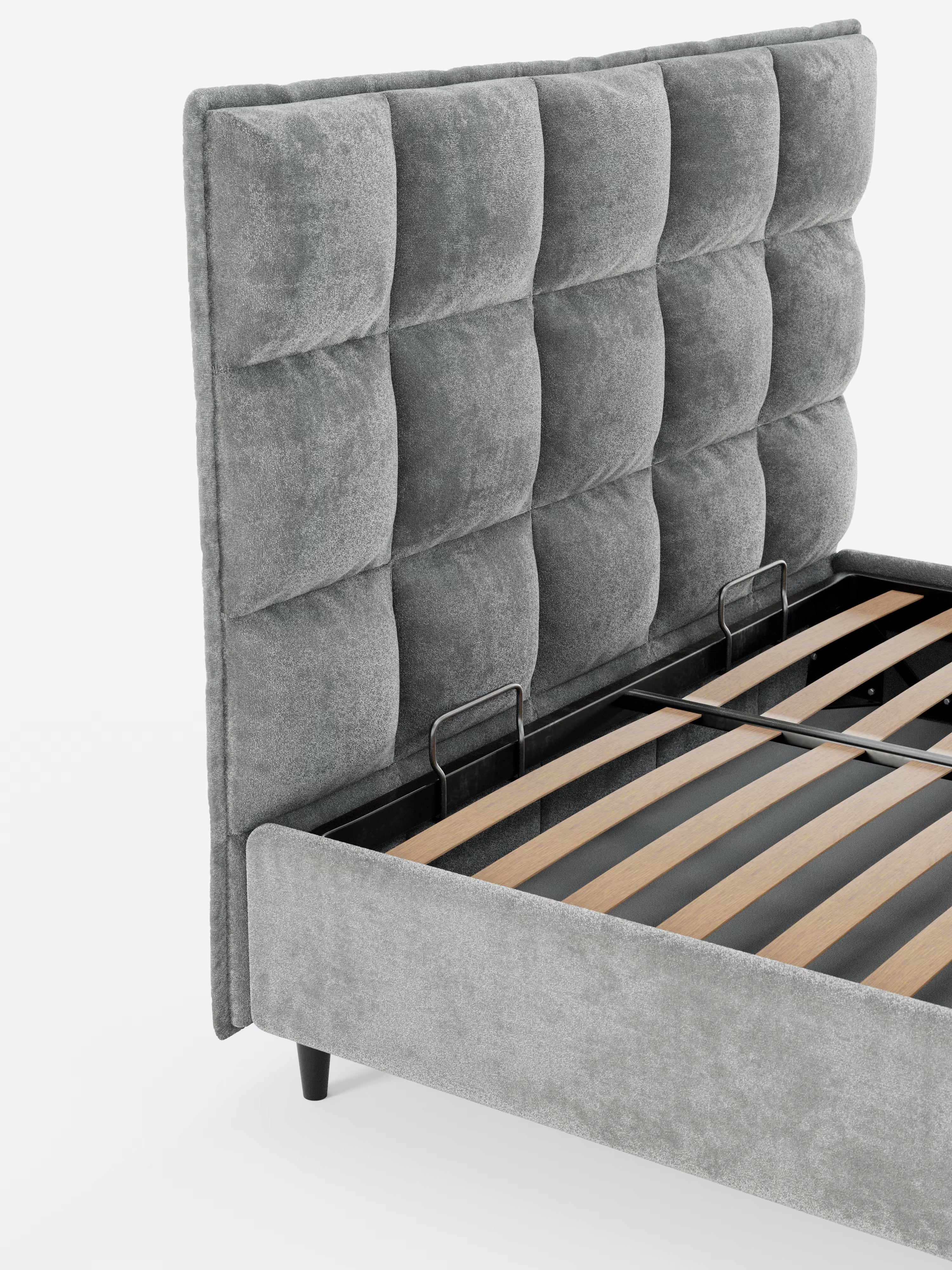 Il letto imbottito AURO con contenitore e testiera capitonné alta in ciniglia Oeko-Tex® di Letti.store è una struttura letto imbottita grigia (letto imbottito contenitore) caratterizzata da una testiera alta e capitonné con motivi quadrati profondi, che ricorda una moderna testiera capitonné. È dotato di robuste doghe in legno per il sostegno del materasso e, come mostrato senza materasso nello stato parzialmente assemblato, rivela i dettagli delle staffe metalliche all’interno della sua struttura