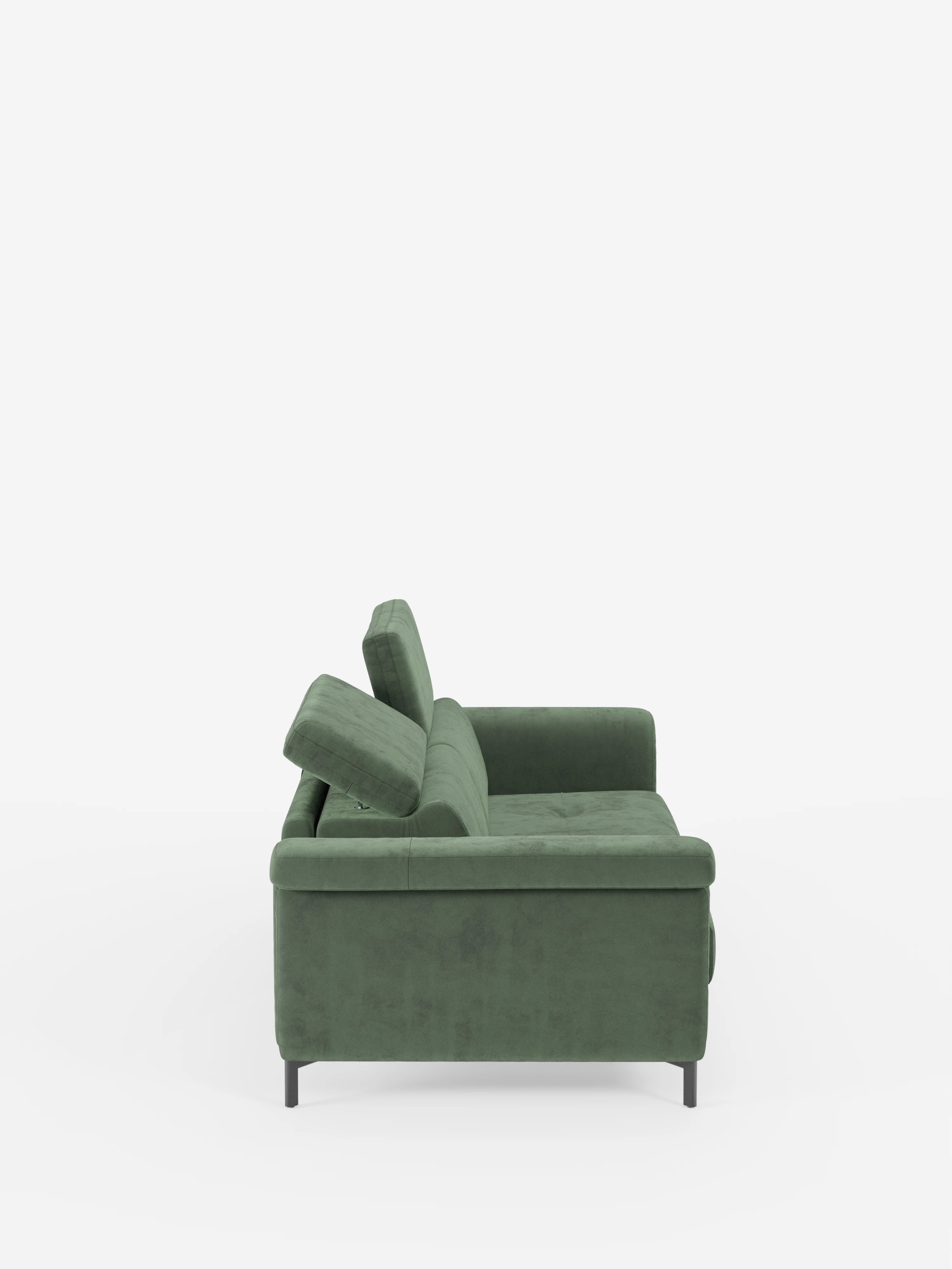 Vista laterale del divano letto di design Capri di Divani.Store, caratterizzato da un rivestimento verde in raffinato tessuto effetto velluto smacchiabile T30. Questo divano moderno presenta sottili gambe alte nere, braccioli squadrati e schienale e seduta imbottiti per garantire il massimo comfort. Le sue linee semplici e pulite e i poggiatesta reclinabili incarnano l’eleganza minimalista e la raffinata manifattura italiana. Sullo sfondo bianco, il morbido tessuto vellutato ne esalta l’aspetto sofisticato.