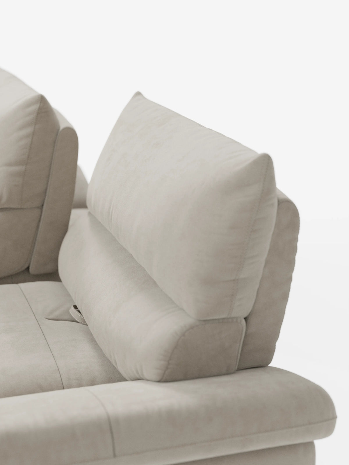 Primo piano del divano Eclipse dal design moderno a 2 e 3 posti di Divani.Store, che mostra i braccioli imbottiti e gli schienali traslanti in morbida microfibra smacchiabile T11 con cuciture pulite. Lo sfondo bianco a tinta unita ne esalta il comfort e lo stile contemporaneo.