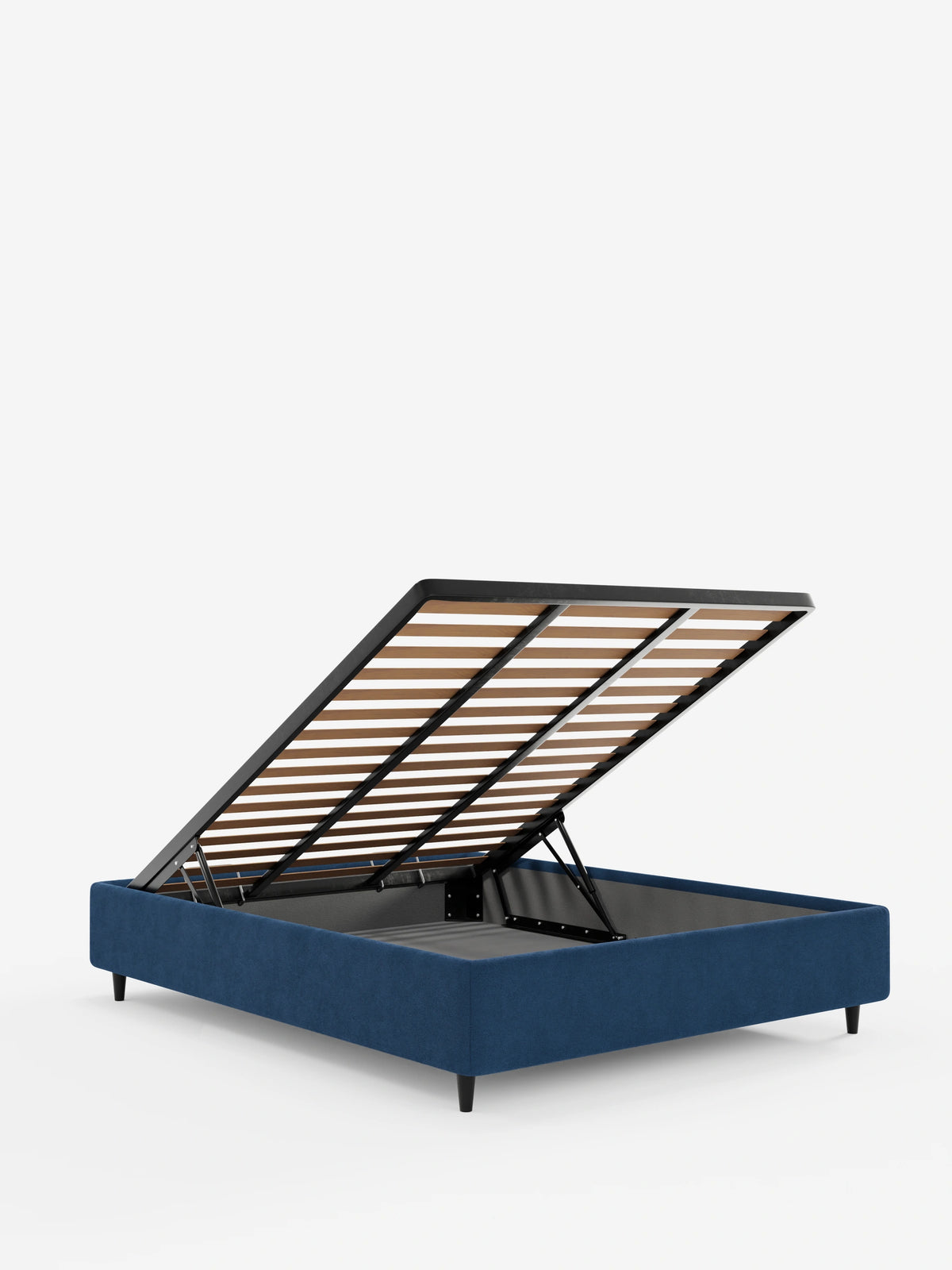 Un letto sommier ERON imbottito di colore blu, dotato di vano contenitore in tessuto impermeabile certificato Oeko-Tex, è raffigurato su uno sfondo bianco con la rete a doghe sollevata, quattro gambe scure e lo spazio di contenimento visibile.