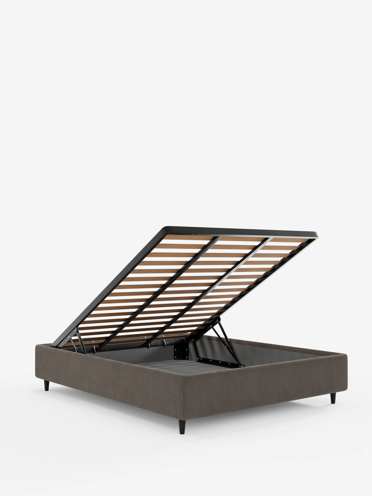 Un letto sommier imbottito ERON marrone con vano contenitore in tessuto impermeabile certificato Oeko-Tex, con la struttura del materasso sollevabile per rivelare un vano contenitore, rete a doghe in legno, meccanismi di sollevamento in metallo e quattro piedini neri.