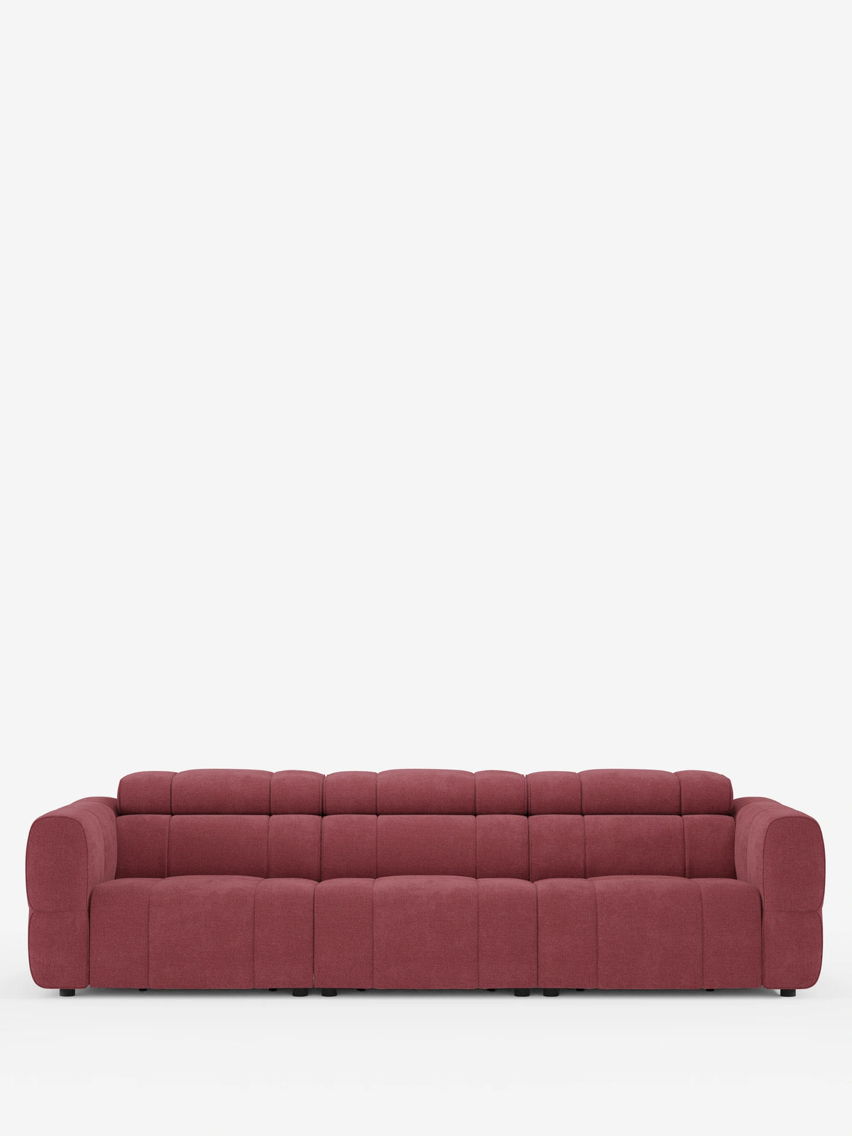 Un divano modulare Giotto a 4 posti color rosa polveroso, con poggiatesta reclinabili e funzione relax elettrica opzionale, rivestito in tessuto smacchiabile T23, caratterizzato da un design strutturato a pannelli con ampi braccioli arrotondati su uno sfondo chiaro a tinta unita.