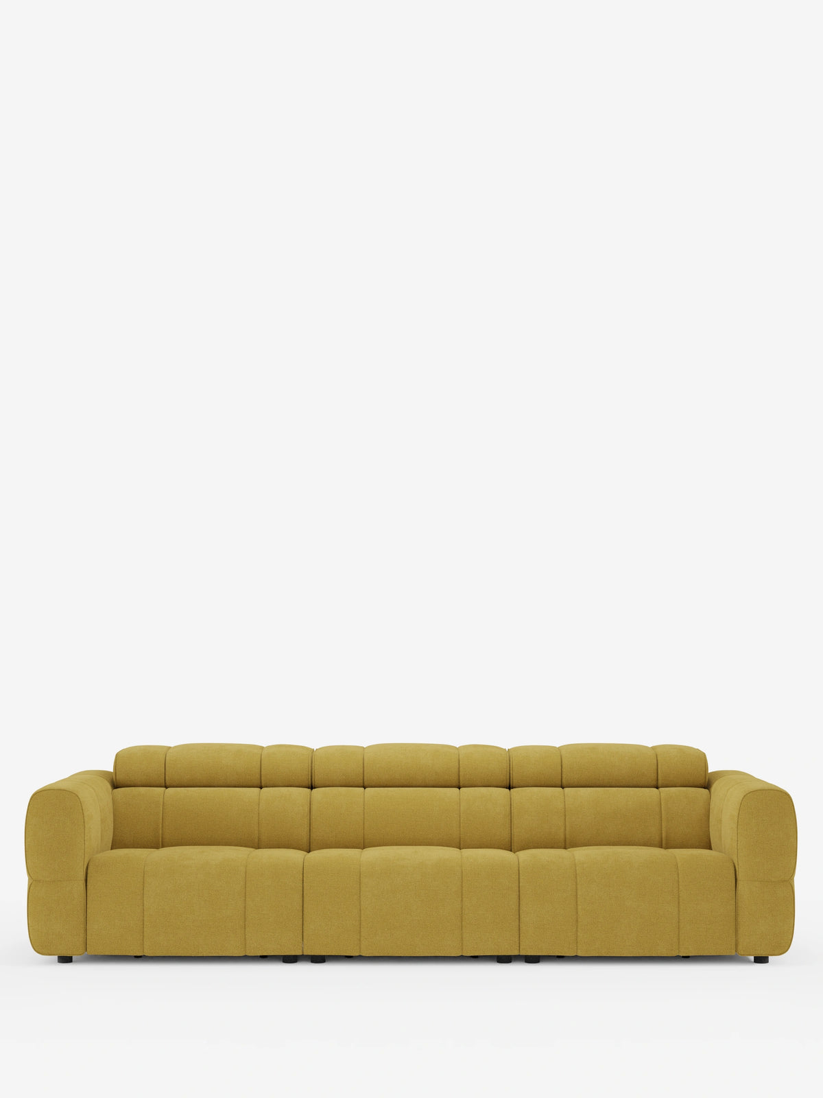 Un divano modulare Giotto a quattro posti con poggiatesta reclinabili e funzione relax elettrica opzionale, rivestito in tessuto smacchiabile T23 color giallo senape, caratterizzato da un profilo basso e ampio, braccioli imbottiti e uno schienale trapuntato su sfondo bianco.