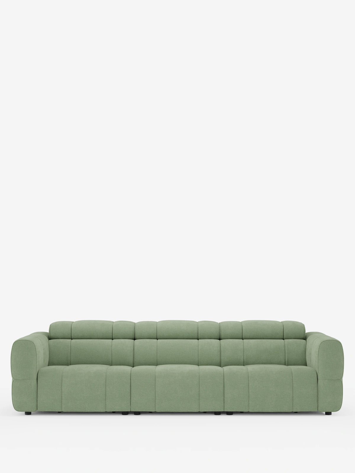 Un divano modulare Giotto verde salvia a 4 posti con poggiatesta reclinabili e funzione relax elettrica opzionale, rivestito in tessuto smacchiabile T23, caratterizzato da un design trapuntato a pannelli con braccioli bassi e spessi e poggiatesta regolabili su uno sfondo bianco.