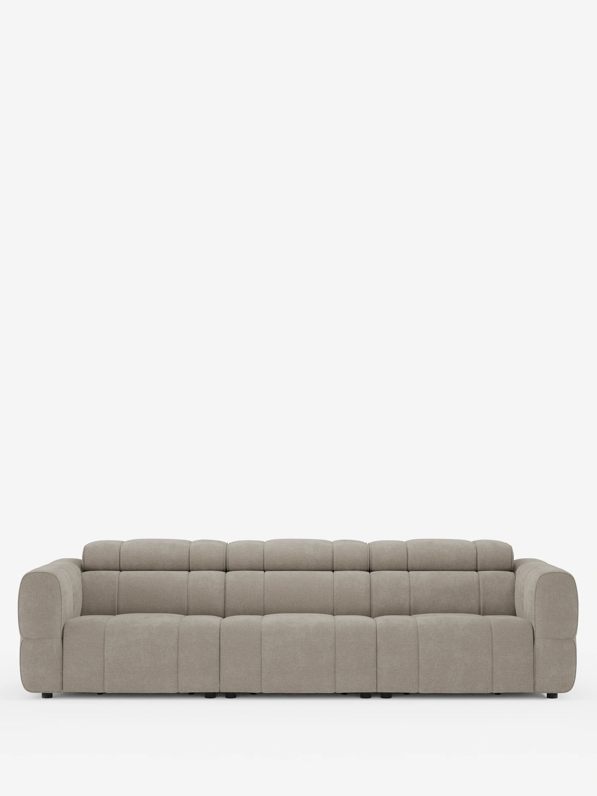 Un divano modulare Giotto a 4 posti con poggiatesta reclinabili e funzione relax elettrica opzionale, rivestito in tessuto smacchiabile T23 color beige chiaro, caratterizzato da una linea slanciata, cuciture verticali e poggiatesta regolabili su sfondo bianco.