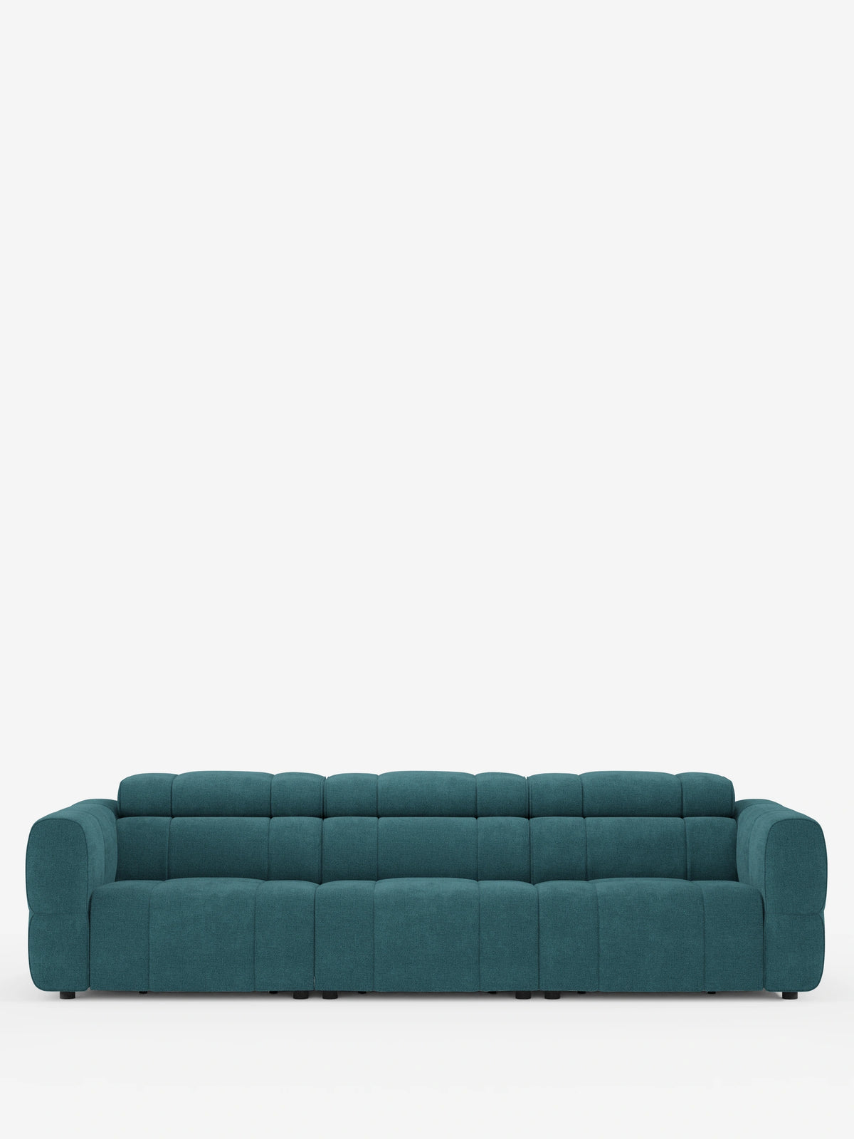 Un divano modulare Giotto color verde acqua a 4 posti con poggiatesta reclinabili e funzione relax elettrica opzionale, rivestito in tessuto smacchiabile T23, è raffigurato su uno sfondo bianco; si caratterizza per un design dal profilo basso, con schienale trapuntato a griglia e braccioli ampi e arrotondati.