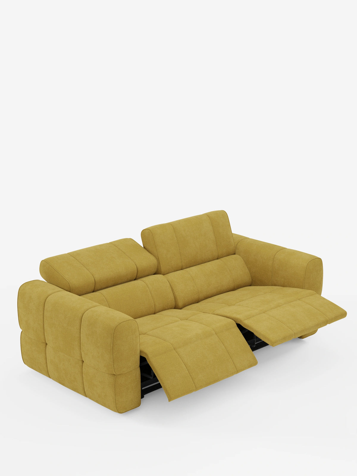 Un divano modulare Giotto a 3 posti color giallo senape, con poggiatesta reclinabili e funzione relax elettrica opzionale, rivestito in tessuto smacchiabile T23 su sfondo bianco, caratterizzato da un rivestimento trapuntato a griglia e da una seduta reclinabile con poggiapiedi rialzato.