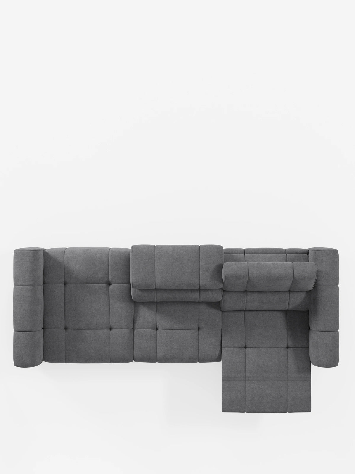 Vista dall'alto di un divano componibile Giotto grigio con terminale aperto - opzione relax elettrico in tessuto smacchiabile T23, con seduta trapuntata, chaise longue allungata e due poggiatesta inclinati, su uno sfondo bianco a tinta unita.
