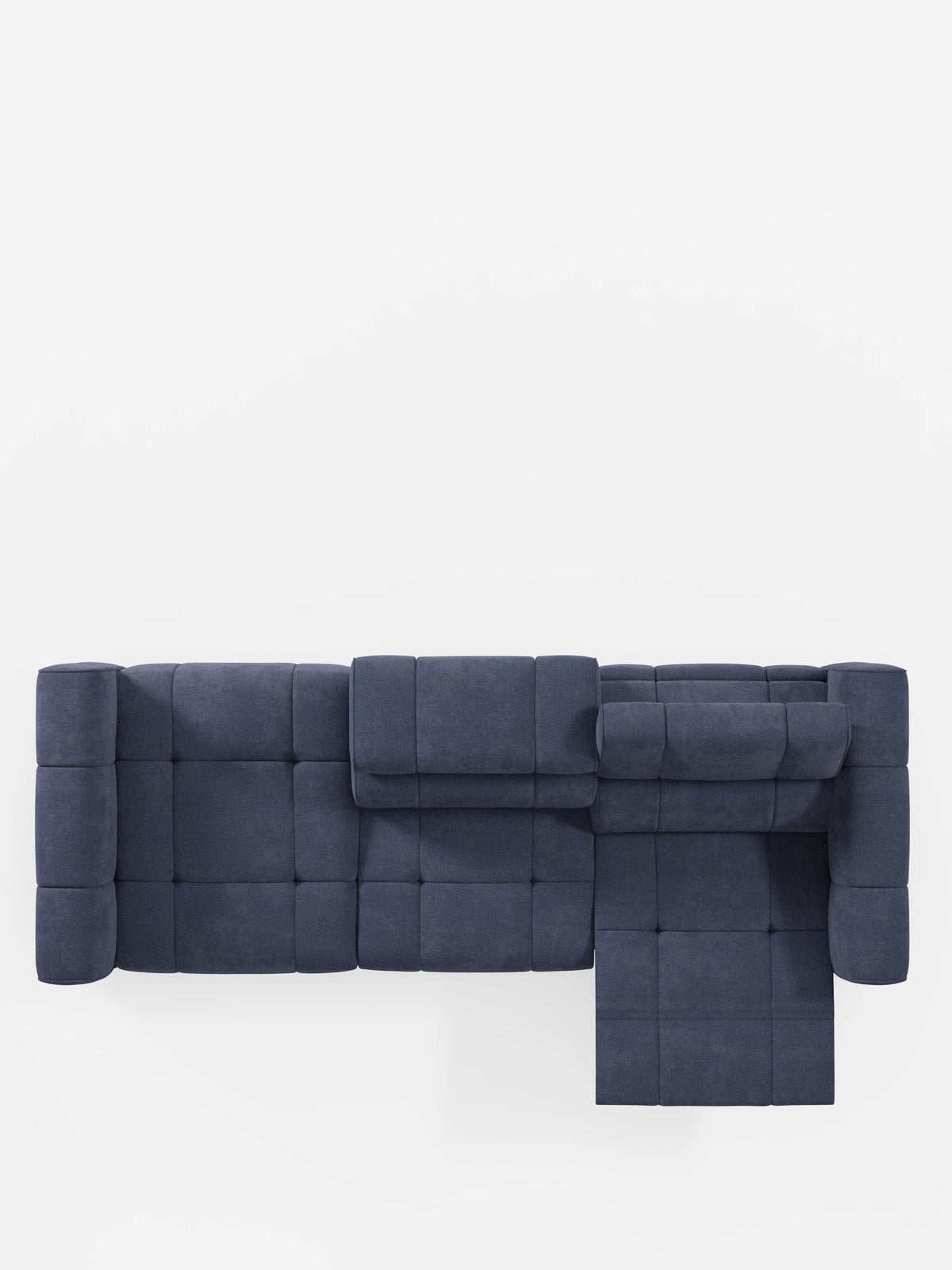 Vista dall'alto di un divano componibile Giotto Divano blu scuro con terminale aperto - opzione relax elettrico in tessuto smacchiabile T23, caratterizzato da un design trapuntato, una chaise longue estesa sul lato destro e due poggiatesta regolabili di colore bianco.