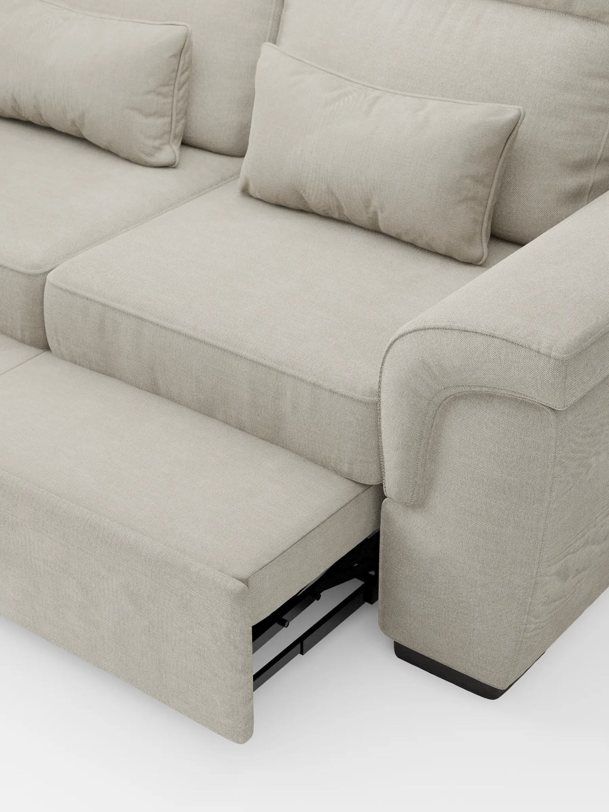 Il divano Ischia a tre posti con pouf estraibile e schienali traslanti in tessuto misto lino smacchiabile è un divano a tre posti beige dalla trama ruvida, dotato di poggiapiedi parzialmente estraibile, morbidi cuscini rettangolari e cuscini cilindrici coordinati.