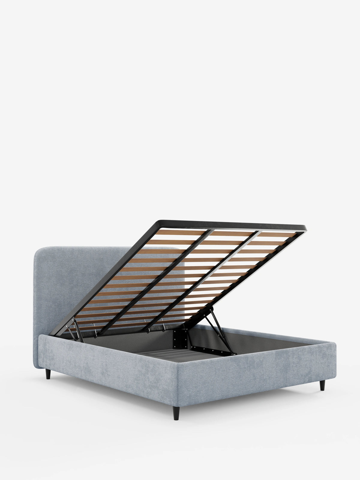 Un letto KAELOS minimal imbottito di colore azzurro - con vano contenitore, gambe alte e testiera arrotondata in tessuto ciniglia, con gambe sottili nere, raffigurato aperto per mostrare il vano contenitore con doghe in legno.