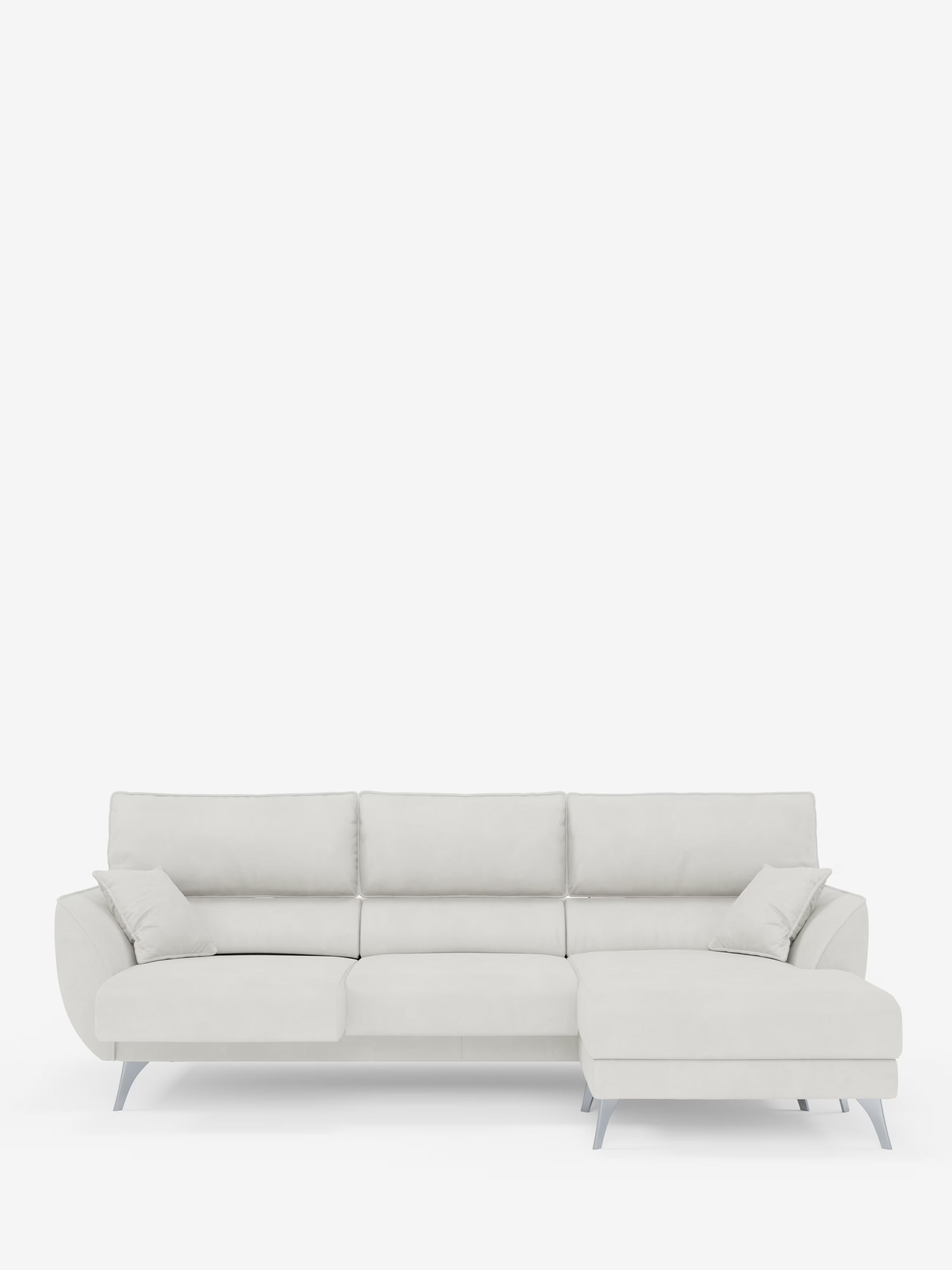 Il divano angolare Michelangelo con penisola e sedute estensibili di Divani.Store è un divano angolare moderno, di colore grigio chiaro, dotato di tre cuscini di seduta, due piccoli cuscini coordinati e una chaise longue sul lato destro. Su uno sfondo bianco a tinta unita, questo raffinato divano presenta sottili gambe in metallo, poggiatesta reclinabili ed è rivestito con un elegante tessuto T30 effetto velluto antimacchia, che gli conferisce un’estetica minimalista.