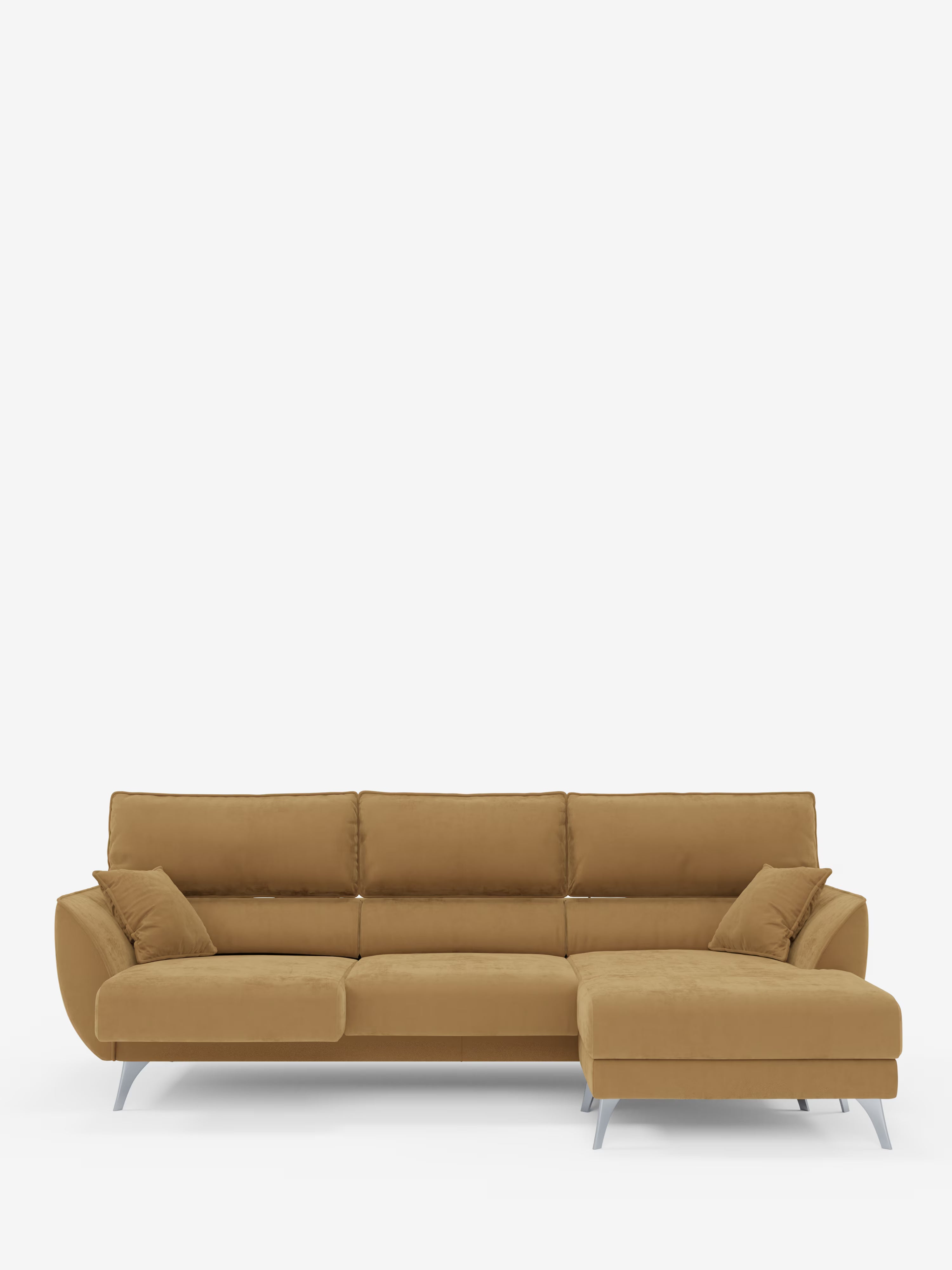 Il divano angolare con penisola e sedute estensibili “Michelangelo” di Divani.Store è un moderno divano componibile a forma di L rivestito in tessuto effetto velluto (T30) di colore giallo senape, resistente alle macchie. È dotato di tre cuscini dello schienale, due piccoli cuscini laterali, sottili gambe in metallo argentato e una chaise longue sul lato destro. I poggiatesta reclinabili aumentano il comfort e il divano è presentato su uno sfondo bianco a tinta unita.