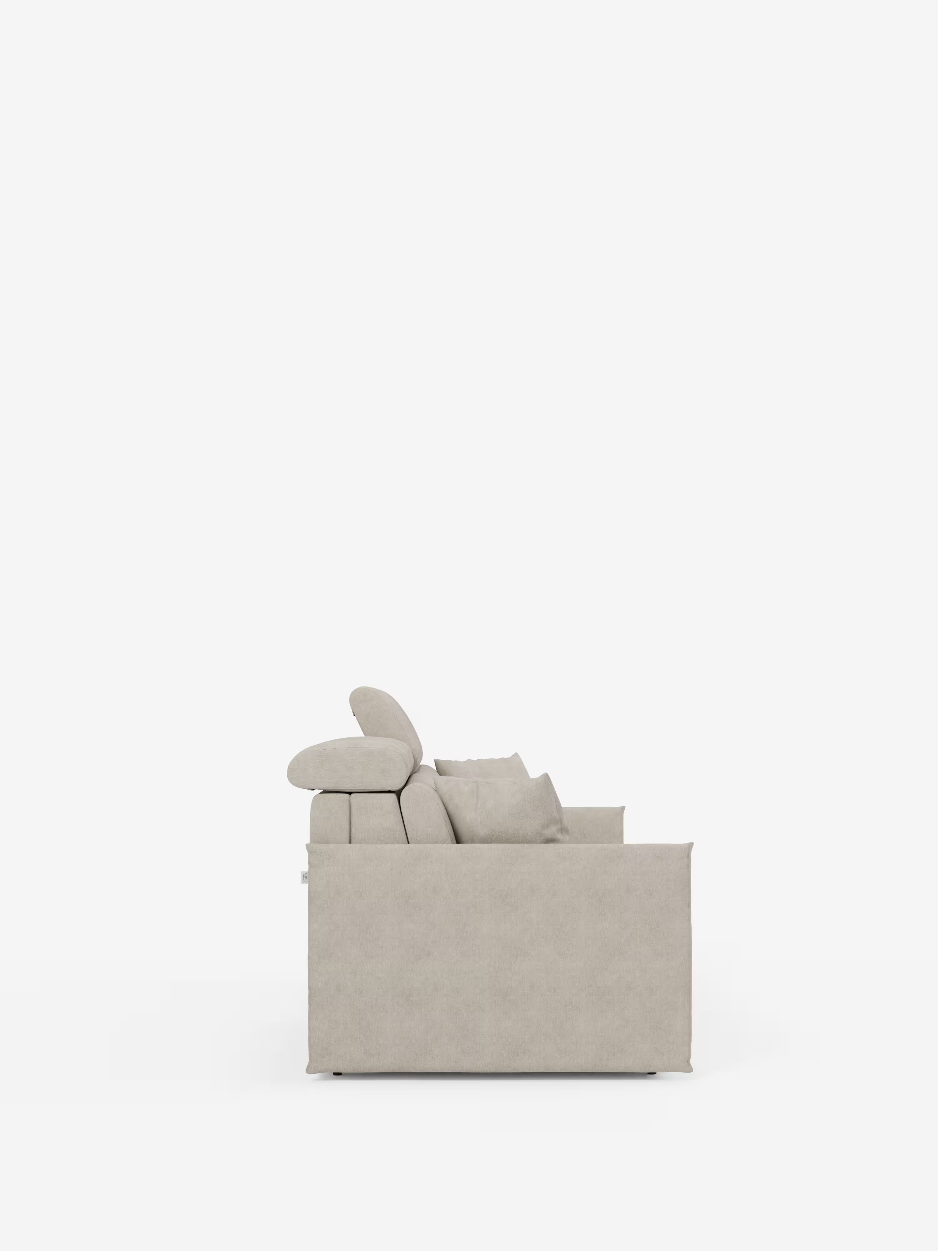 Vista laterale del divano letto Miryam con poggiatesta reclinabili e comfort maxi di Divani.Store, caratterizzato da un design compatto in beige chiaro, realizzato in morbido tessuto smacchiabile T31 con due cuscini di seduta, braccioli semplici e lineari e uno stile contemporaneo minimalista, su uno sfondo bianco a tinta unita.