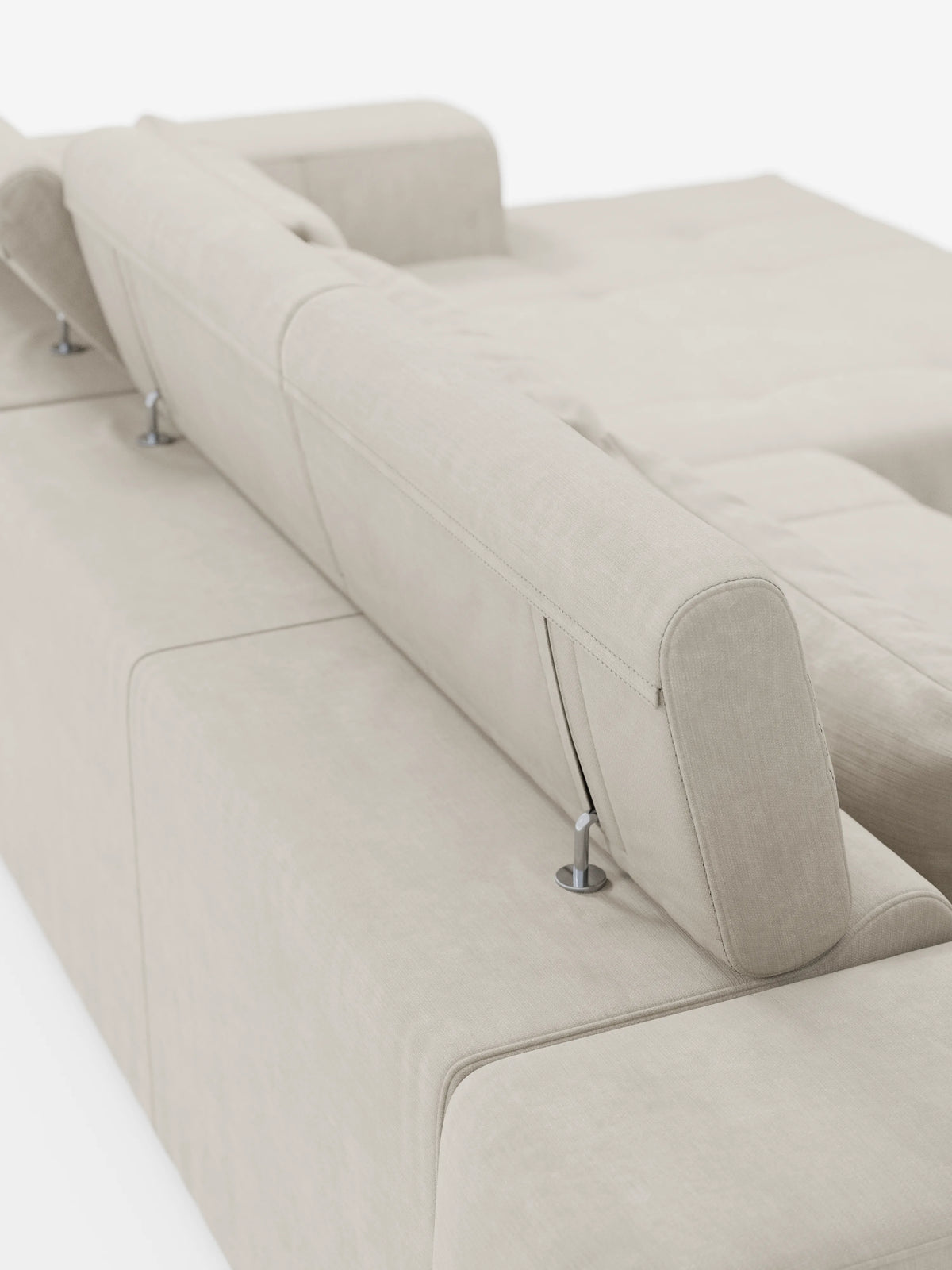 Un primo piano del divano angolare Monarch con penisola e sistema Relax elettrico per l'allungamento delle sedute di Divani.Store, caratterizzato da poggiatesta reclinabili regolabili, eleganti meccanismi in metallo e un rivestimento in morbido tessuto T31 resistente alle macchie. Fotografato di retro su uno sfondo bianco, l’immagine mette in risalto il design moderno e la funzionalità di questo divano componibile.
