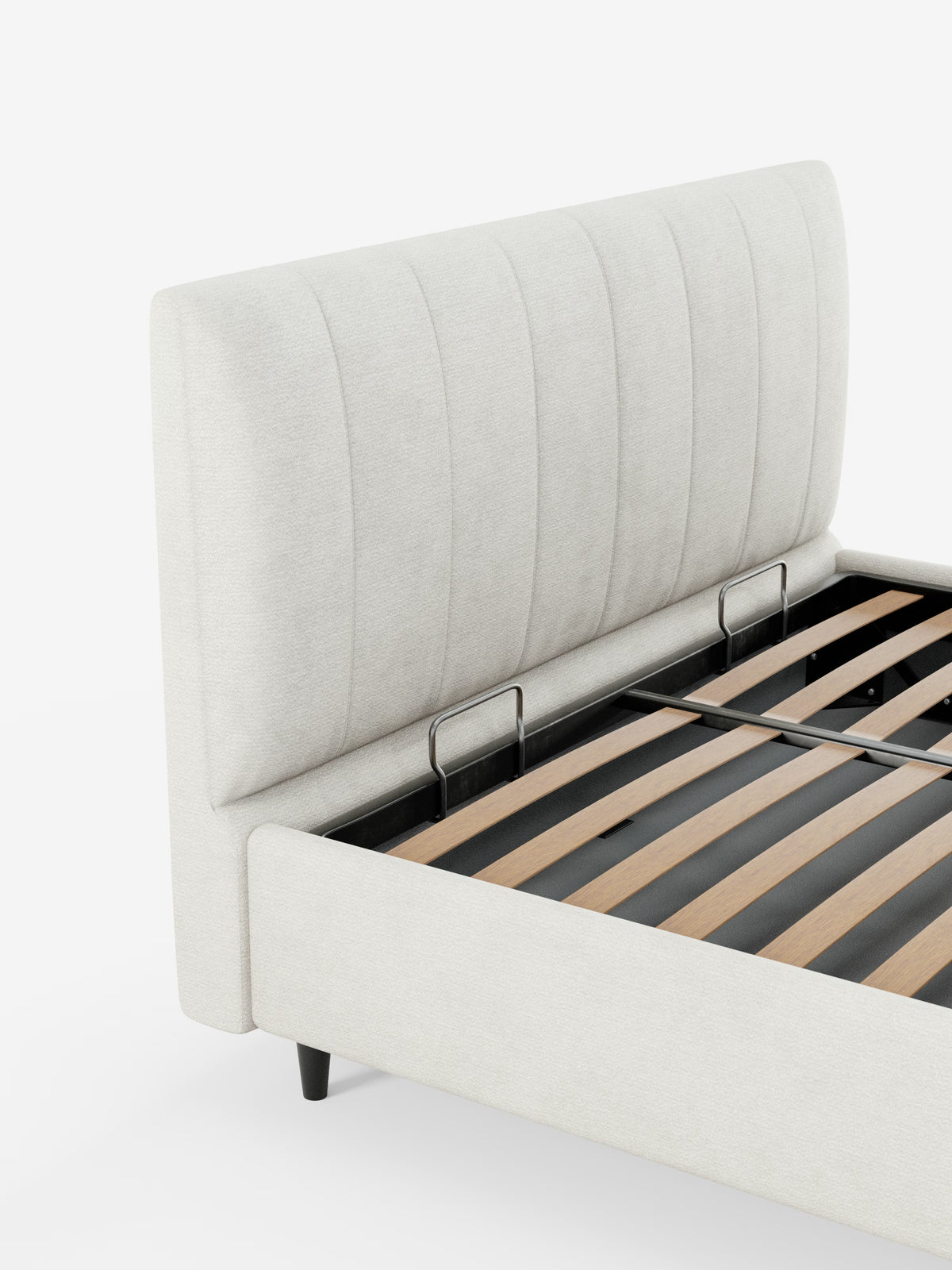 Il letto imbottito ONYX con contenitore e testiera verticale in tessuto certificato Oeko-Tex® di Letti.store è un letto moderno caratterizzato da un'alta testiera imbottita con pannelli verticali, realizzata in tessuto certificato color beige chiaro. Questo letto moderno e contemporaneo presenta un elegante telaio in metallo nero con doghe in legno disposte a intervalli regolari e gambe corte e affusolate di colore nero, che garantiscono sia un design pulito sia una pratica funzionalità di contenimento.