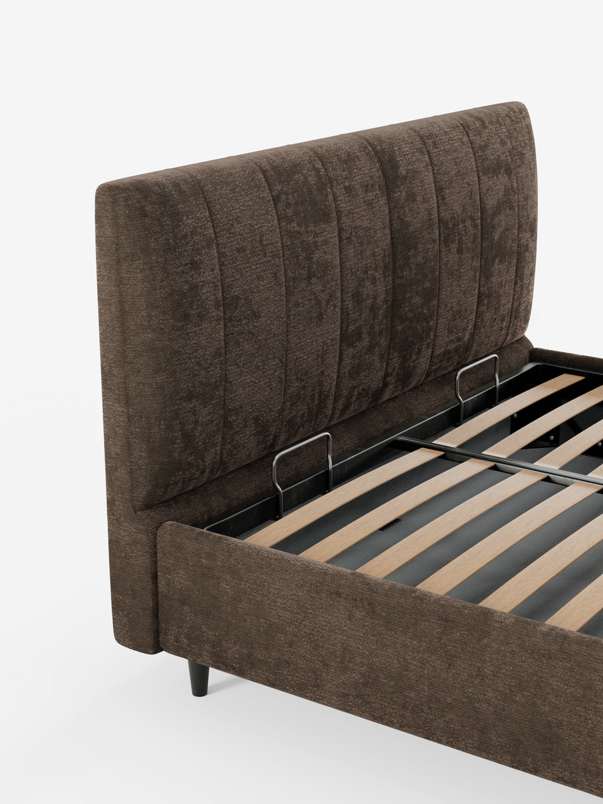 Il letto imbottito ONYX con contenitore e testiera verticale in tessuto certificato Oeko-Tex® di Letti.store è un moderno letto imbottito marrone caratterizzato da una testiera con trapuntatura a canali verticali, robuste doghe in legno per il sostegno del materasso e staffe in metallo nero. Presentato senza materasso su uno sfondo bianco.