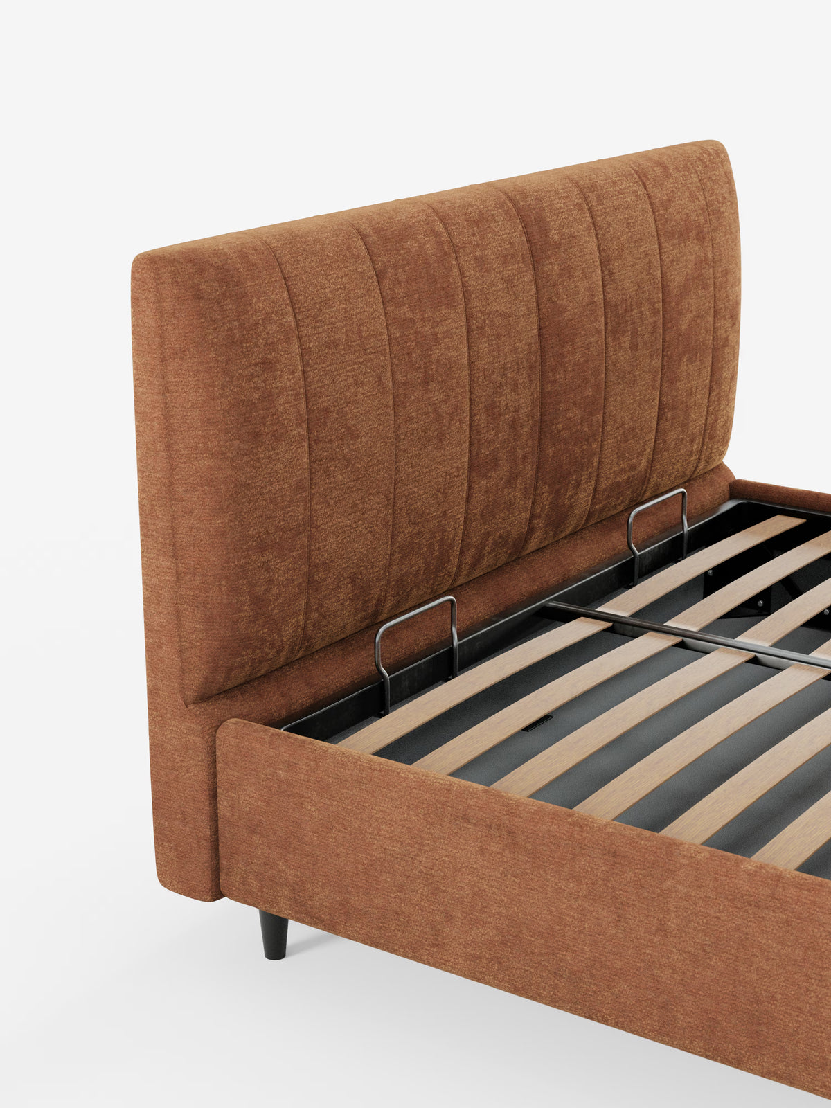 Un primo piano del letto imbottito ONYX con contenitore e testiera verticale in tessuto certificato Oeko-Tex® di Letti.store, caratterizzato da un'alta testiera verticale imbottita in tessuto marrone testurizzato. La struttura del letto presenta doghe in legno e supporti in metallo nero, con gambe nere inclinate che risaltano su uno sfondo bianco.