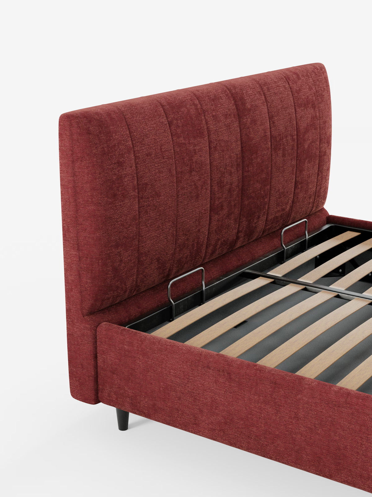 Il letto imbottito ONYX con vano contenitore di Letti.store è una struttura letto moderna caratterizzata da una testiera alta con cuciture verticali, rivestita in un lussuoso tessuto bordeaux certificato Oeko-Tex®. La robusta struttura comprende gambe nere, doghe in legno a vista, supporti metallici interni e vano contenitore integrato. Nell’immagine è raffigurato senza materasso su uno sfondo bianco.