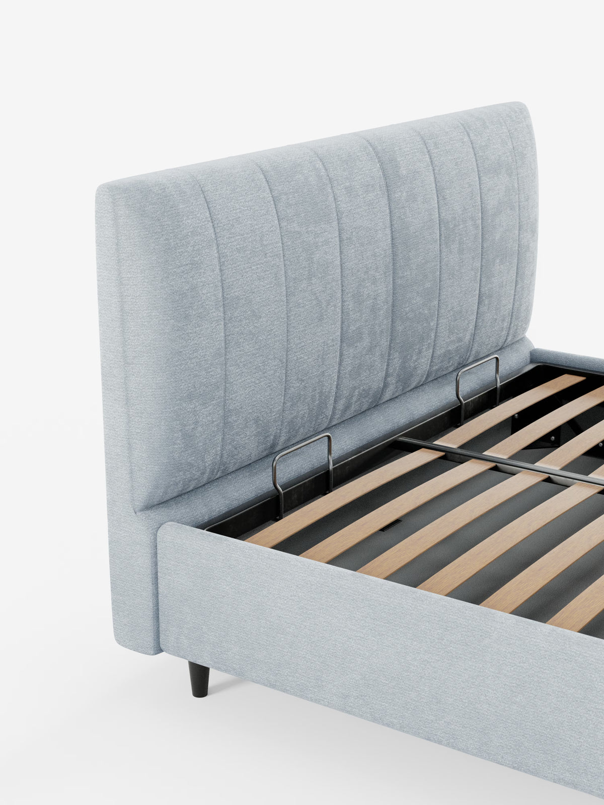 Certo! Ecco una versione riscritta della tua frase utilizzando i dati del prodotto forniti: Il letto imbottito ONYX con contenitore e testiera verticale in tessuto certificato Oeko-Tex® di Letti.store è un moderno letto contenitore rivestito in tessuto grigio chiaro, caratterizzato da un'alta testiera imbottita con canalature verticali e da doghe in legno su una robusta struttura in metallo. Il design è completato da gambe corte e scure e da linee minimaliste, raffigurate in prospettiva su uno sfondo